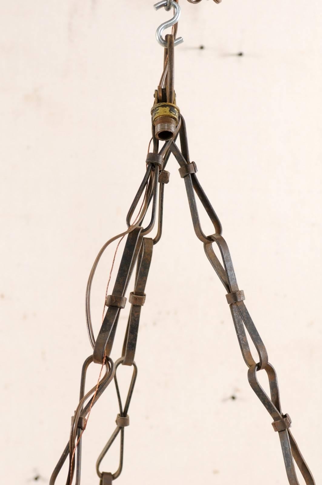 Lámpara de araña francesa de 6 luces de hierro ornamentado con motivo de roleos en C y cadenas enlazadas con lazos en Bueno estado para la venta en Atlanta, GA