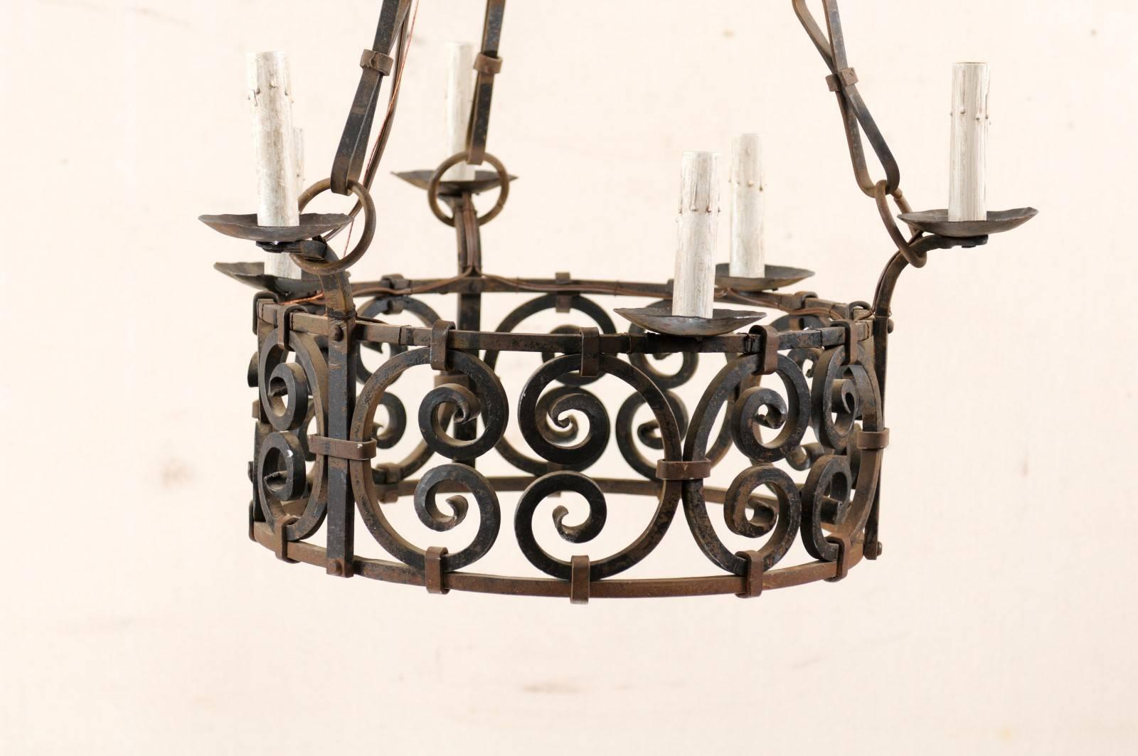 Lámpara de araña francesa de 6 luces de hierro ornamentado con motivo de roleos en C y cadenas enlazadas con lazos siglo XX en venta
