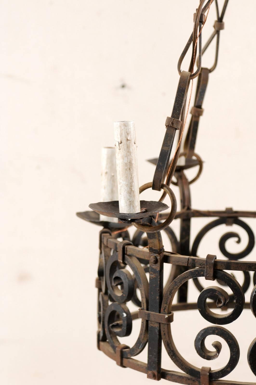 Lámpara de araña francesa de 6 luces de hierro ornamentado con motivo de roleos en C y cadenas enlazadas con lazos Metal en venta