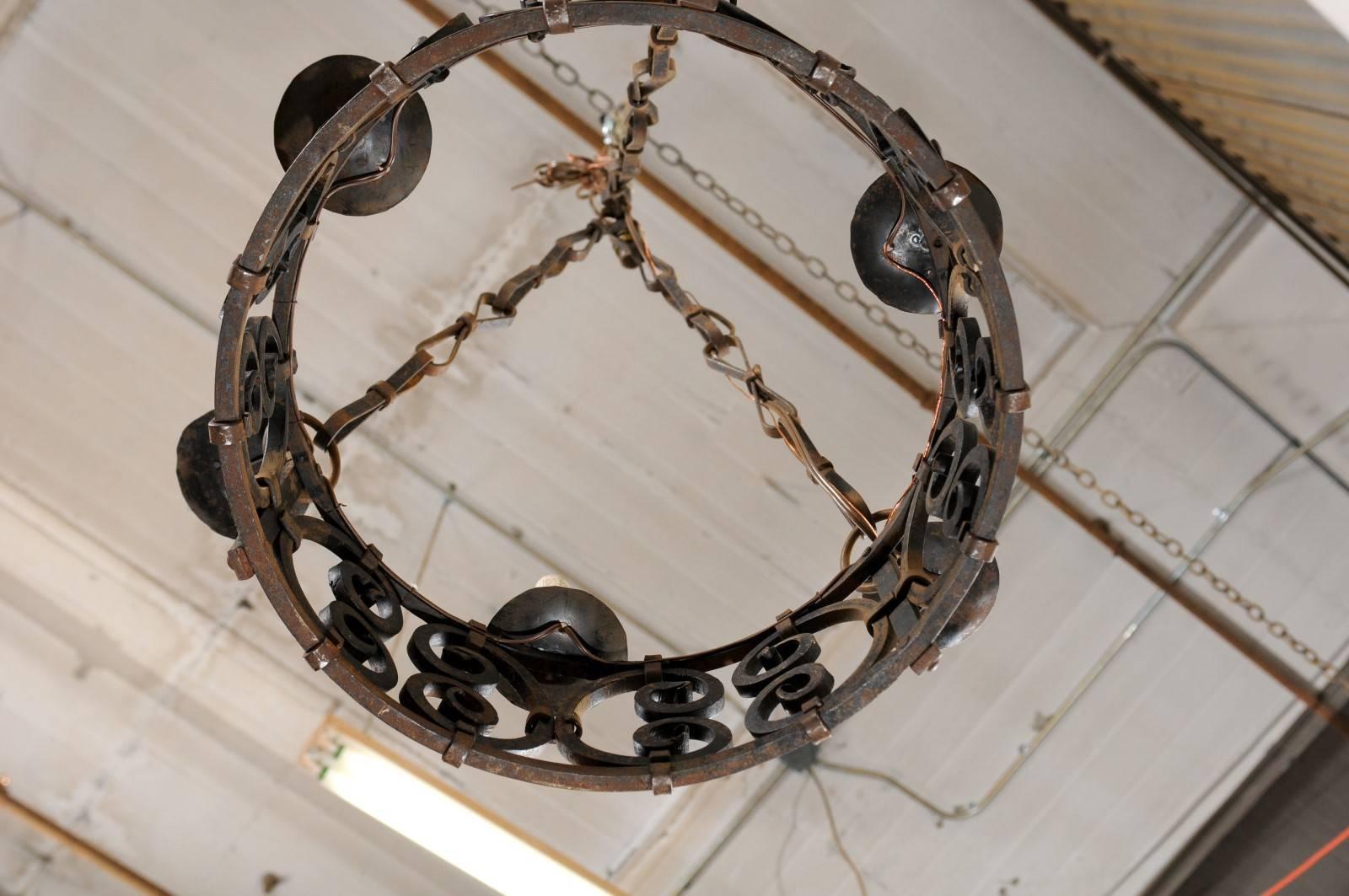 Lámpara de araña francesa de 6 luces de hierro ornamentado con motivo de roleos en C y cadenas enlazadas con lazos en venta 1