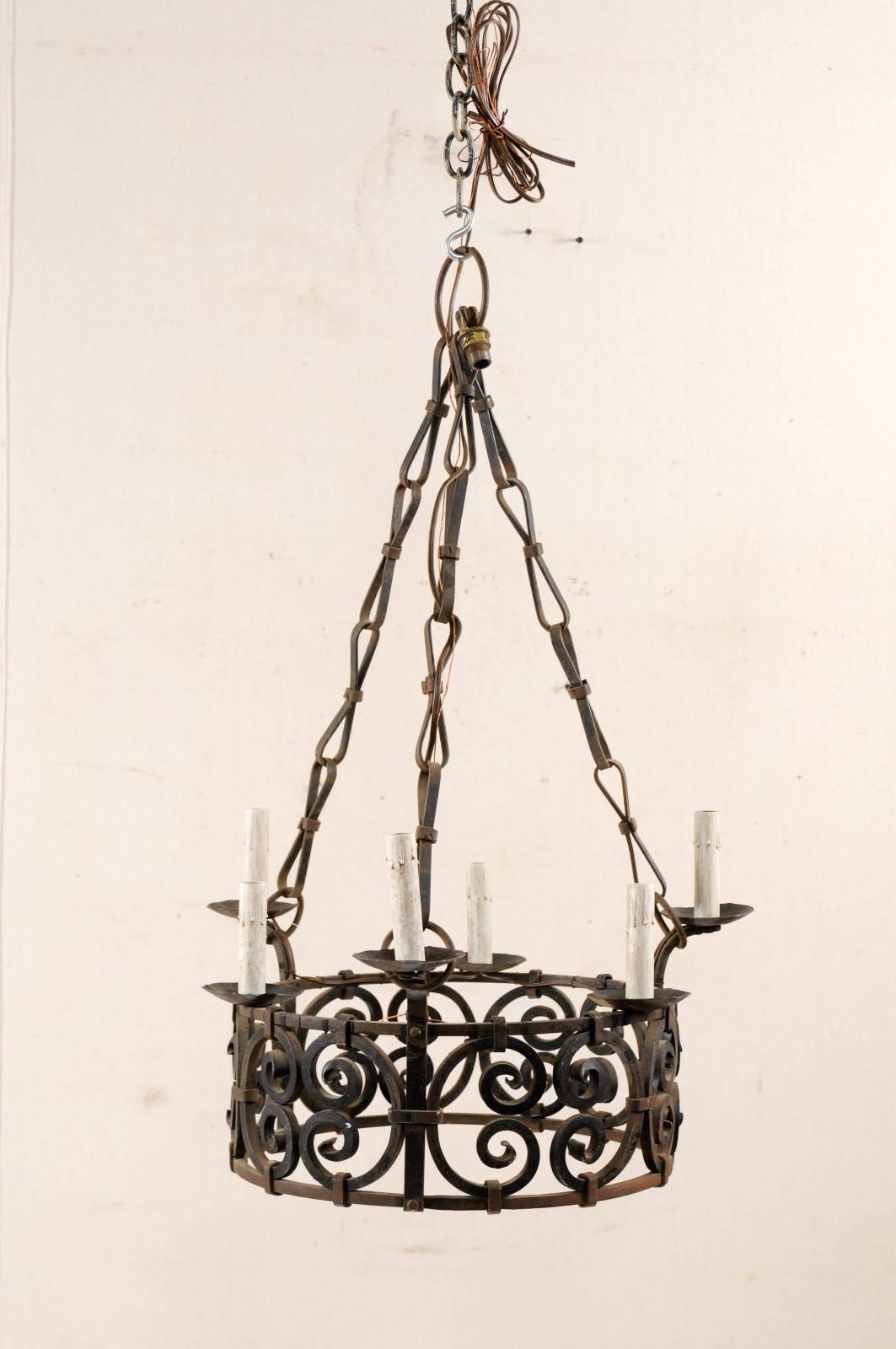 Lámpara de araña francesa de 6 luces de hierro ornamentado con motivo de roleos en C y cadenas enlazadas con lazos en venta 2