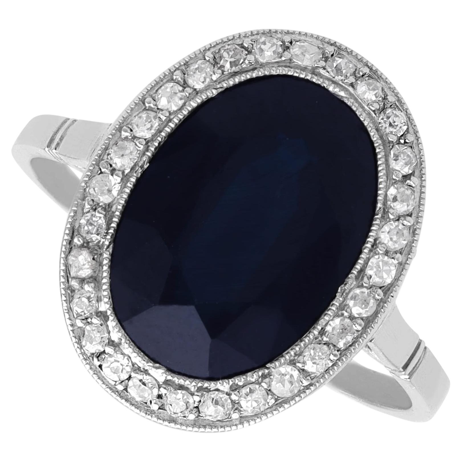 Bague en platine à motifs en grappe, avec un saphir français de 6,20 carats et un diamant de 0,43 carat, CIRCA 1920