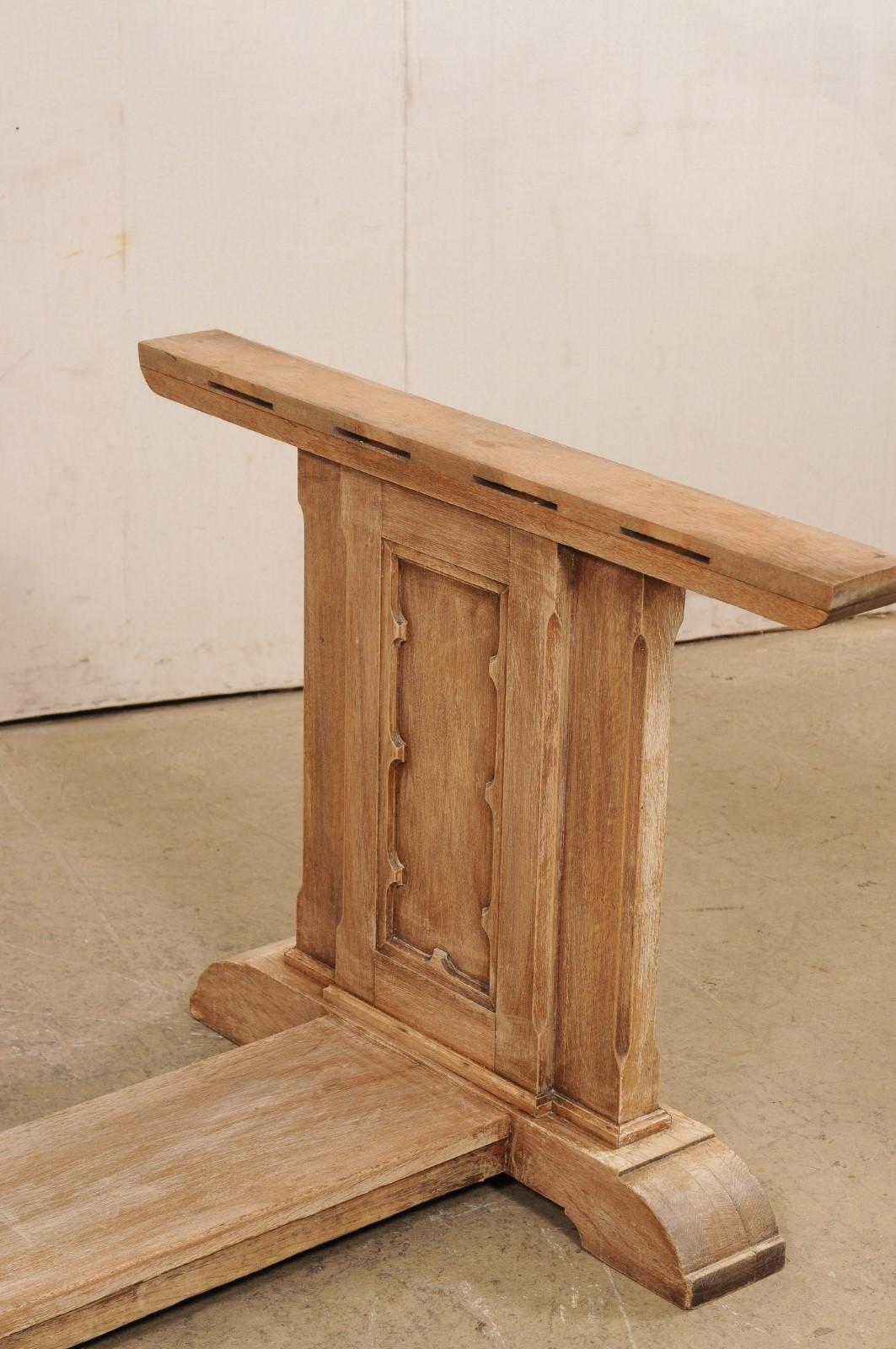 Mesa de comedor francesa de madera blanqueada de 7 pies de largo con patas de caballete, años 20 en venta 4