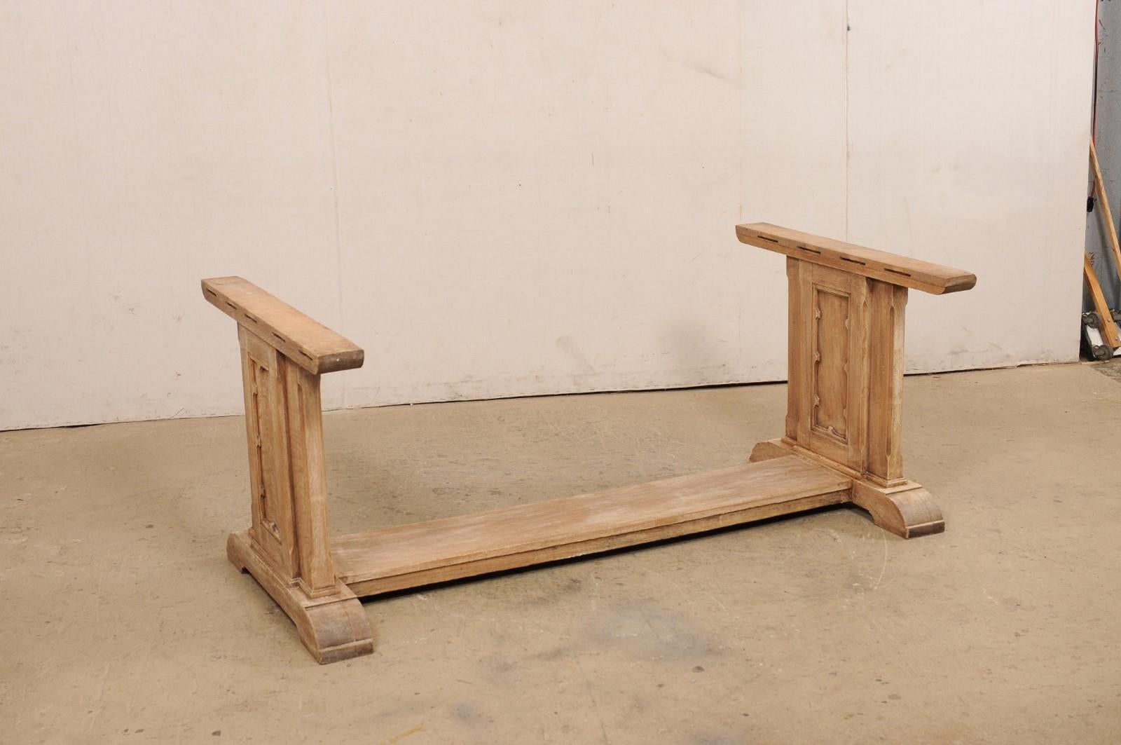 Mesa de comedor francesa de madera blanqueada de 7 pies de largo con patas de caballete, años 20 en venta 5