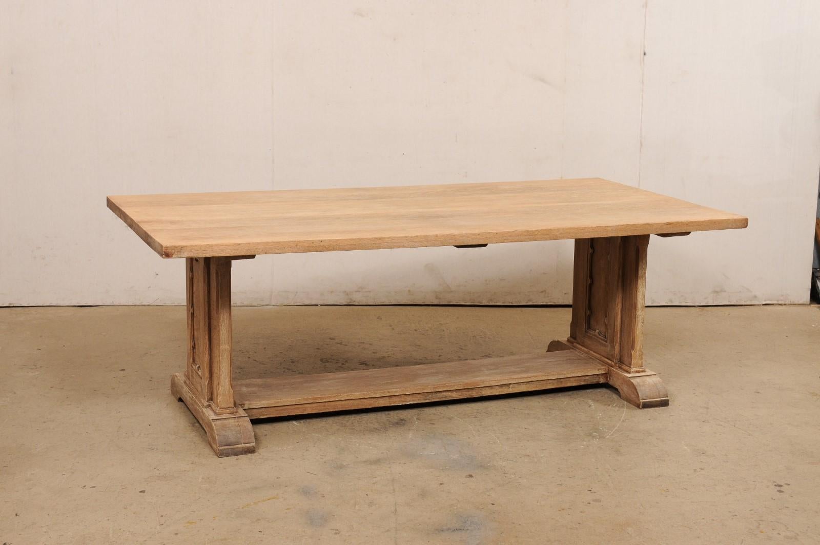 Mesa de comedor francesa de madera blanqueada de 7 pies de largo con patas de caballete, años 20 en Bueno estado para la venta en Atlanta, GA