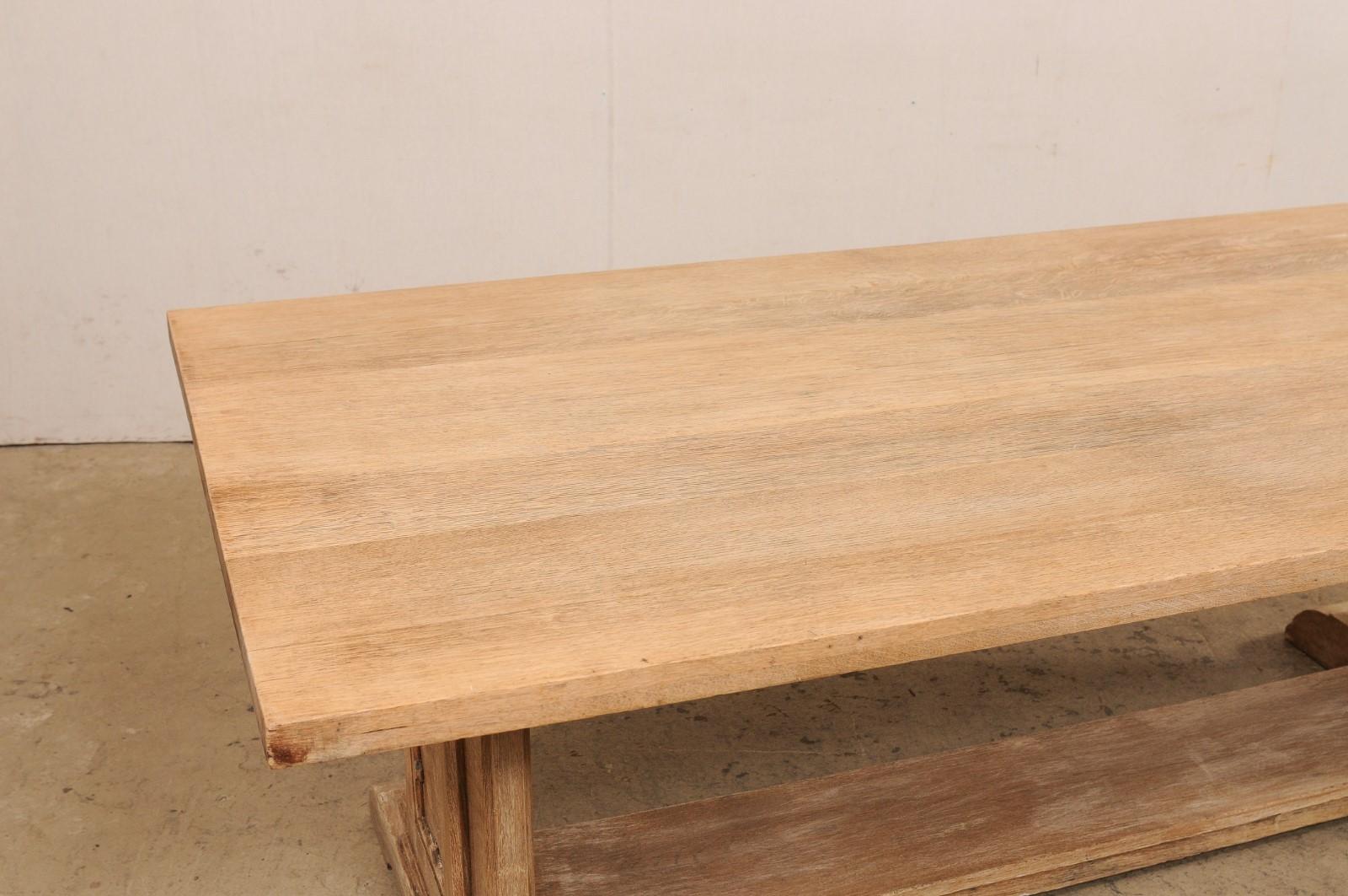 Mesa de comedor francesa de madera blanqueada de 7 pies de largo con patas de caballete, años 20 en venta 3