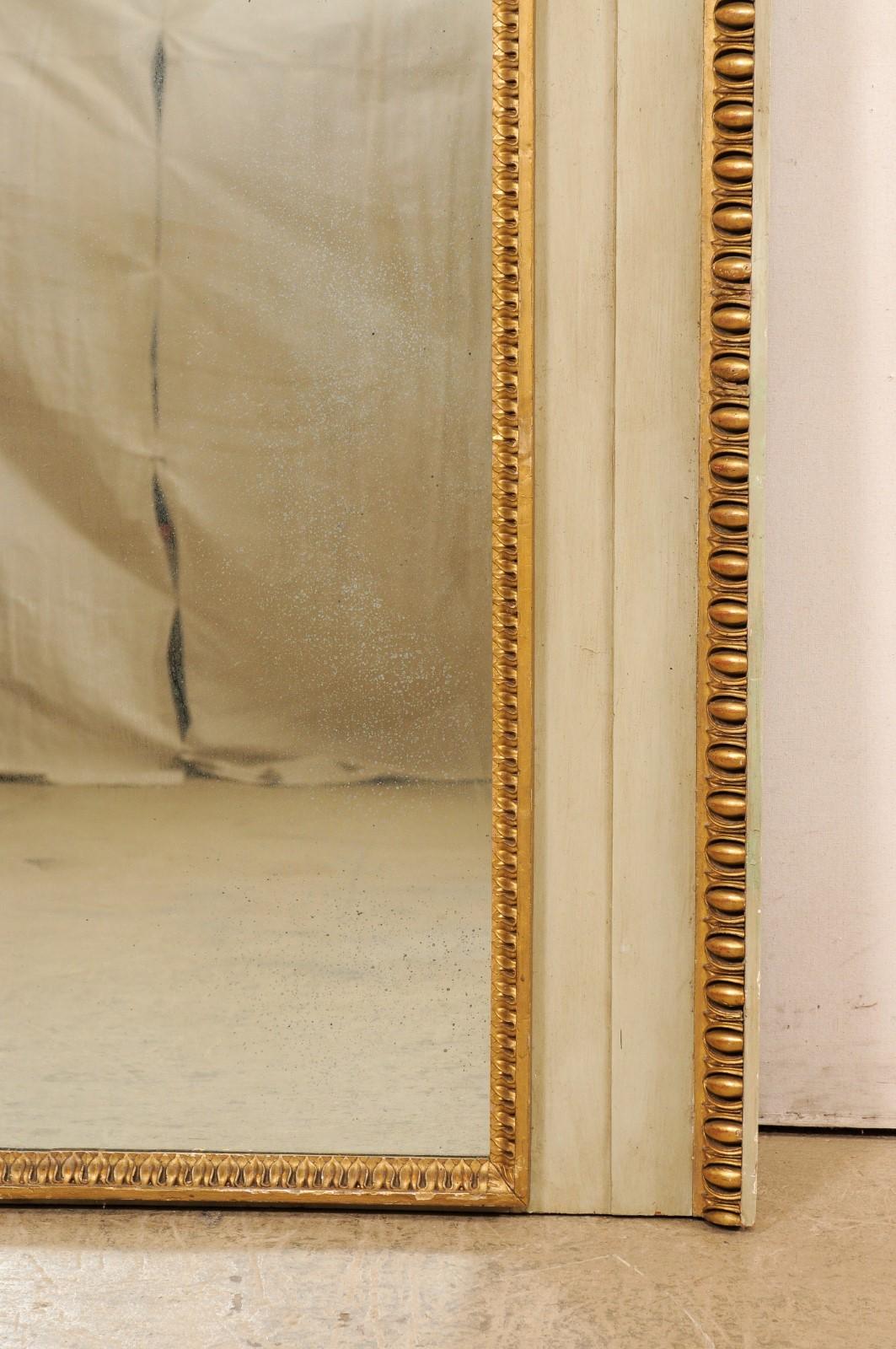 Französischer 7 Fuß großer Over-Mantle-Spiegel mit hübsch gestalteten vergoldeten Akzenten im Angebot 1
