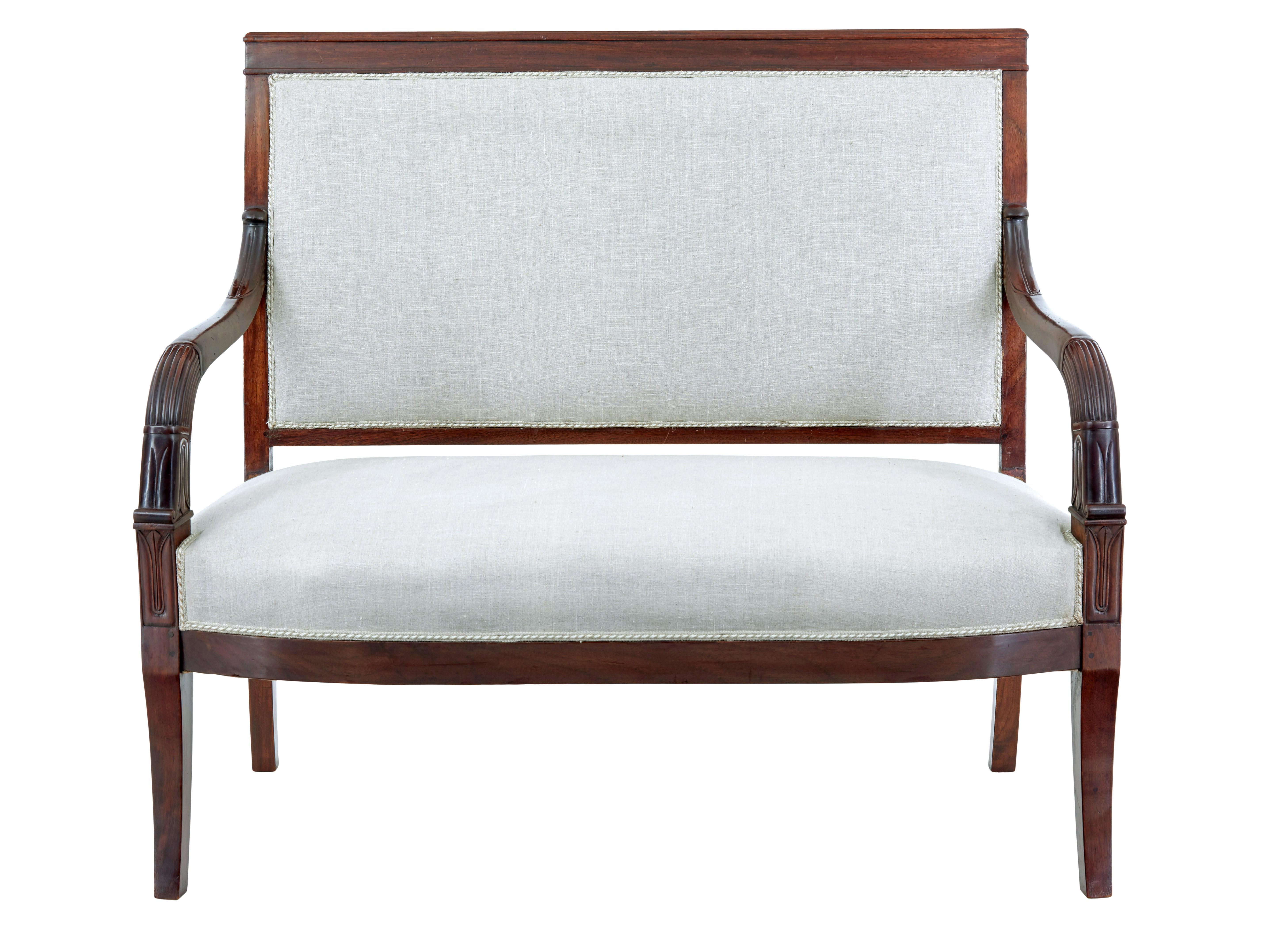 Suite de salon 7 pièces en acajou de style empire français du 19e siècle vers 1880.

Rare suite de salon de 7 pièces en riche acajou. L'ensemble comprend un canapé 2 places, 2 fauteuils et 4 fauteuils ouverts. Les dossiers architecturaux sont dotés