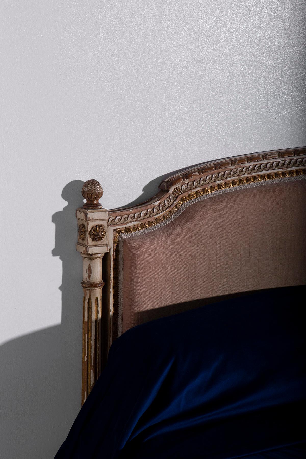 Französisches 700er Bett im antiken Stil aus vergoldetem Holz und Stoff im Angebot 2