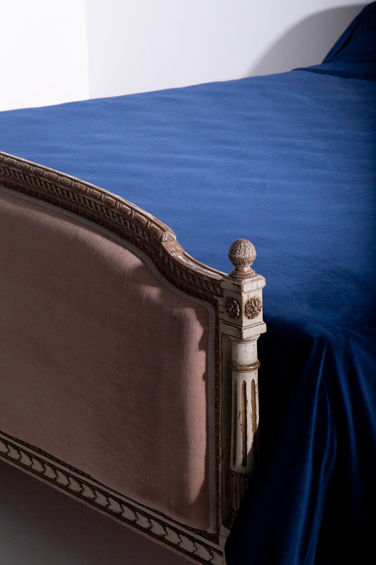 Französisches 700er Bett im antiken Stil aus vergoldetem Holz und Stoff im Angebot 6