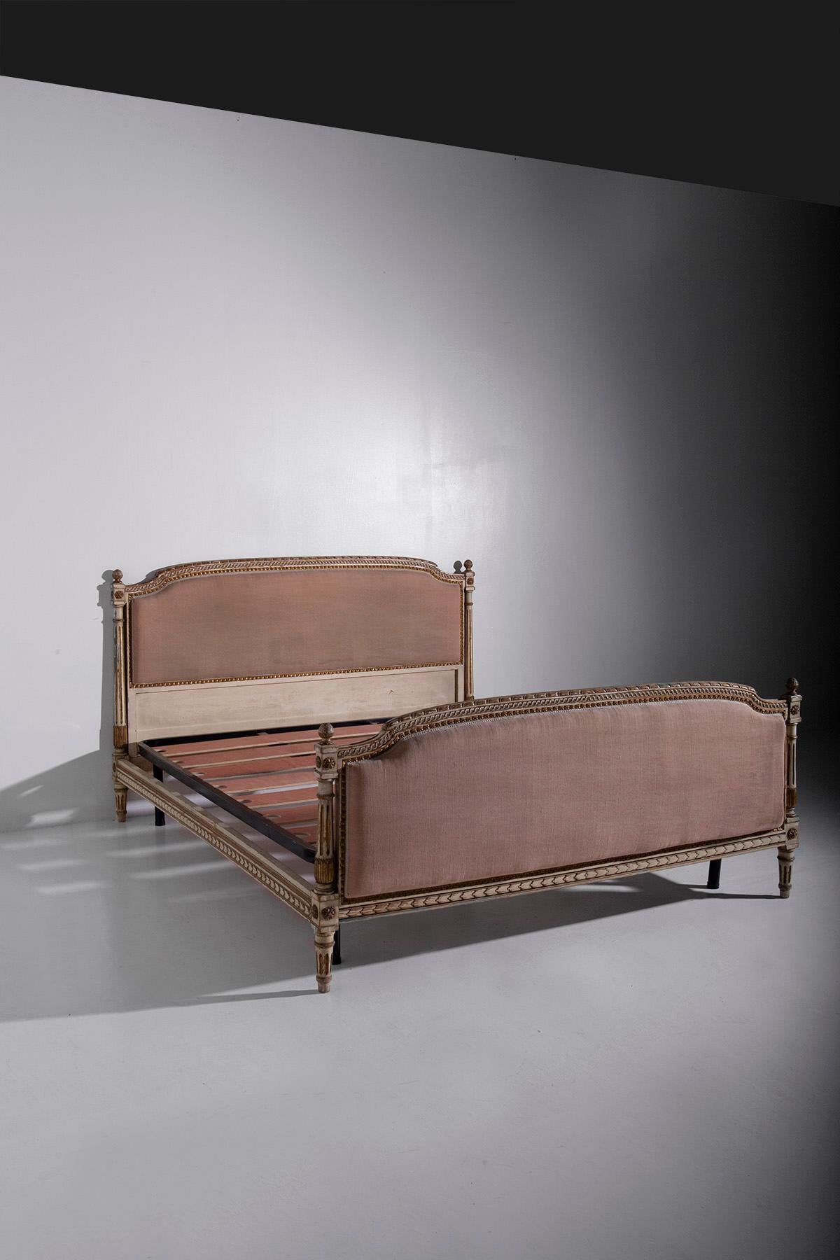 Au cœur d'une chambre à coucher française classique, où le temps semble s'être arrêté et où l'élégance règne en maître, se trouve un chef-d'œuvre d'artisanat : un lit en bois doré d'une beauté et d'une grâce inégalées, dans le style du XVIIIe