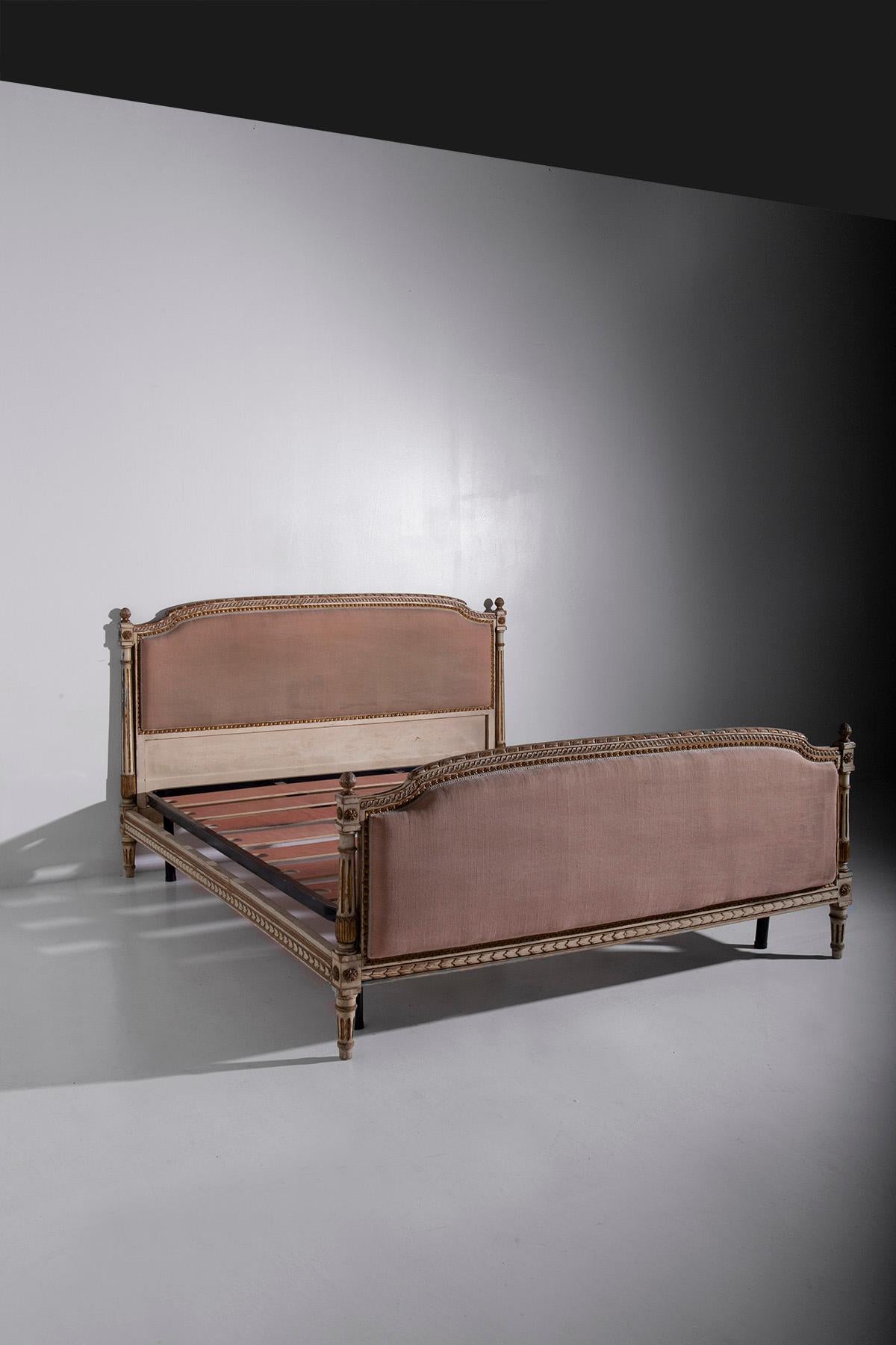 En el corazón de un dormitorio clásico francés, donde el tiempo parece haberse detenido y reina la elegancia, se encuentra una obra maestra de la artesanía: una cama de madera dorada de una belleza y gracia incomparables, al estilo del siglo XVIII,