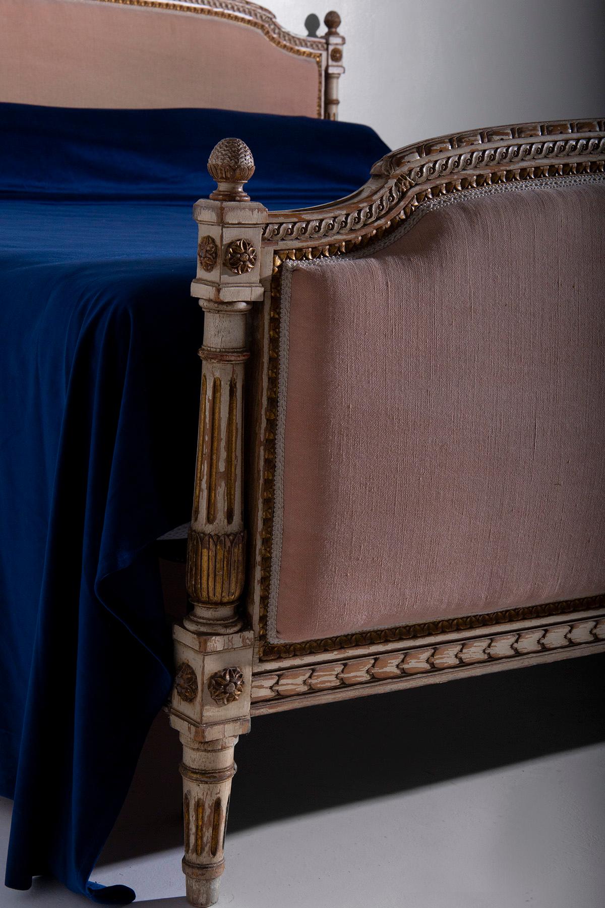 Cama francesa estilo antiguo 700 en madera dorada y tela French en venta