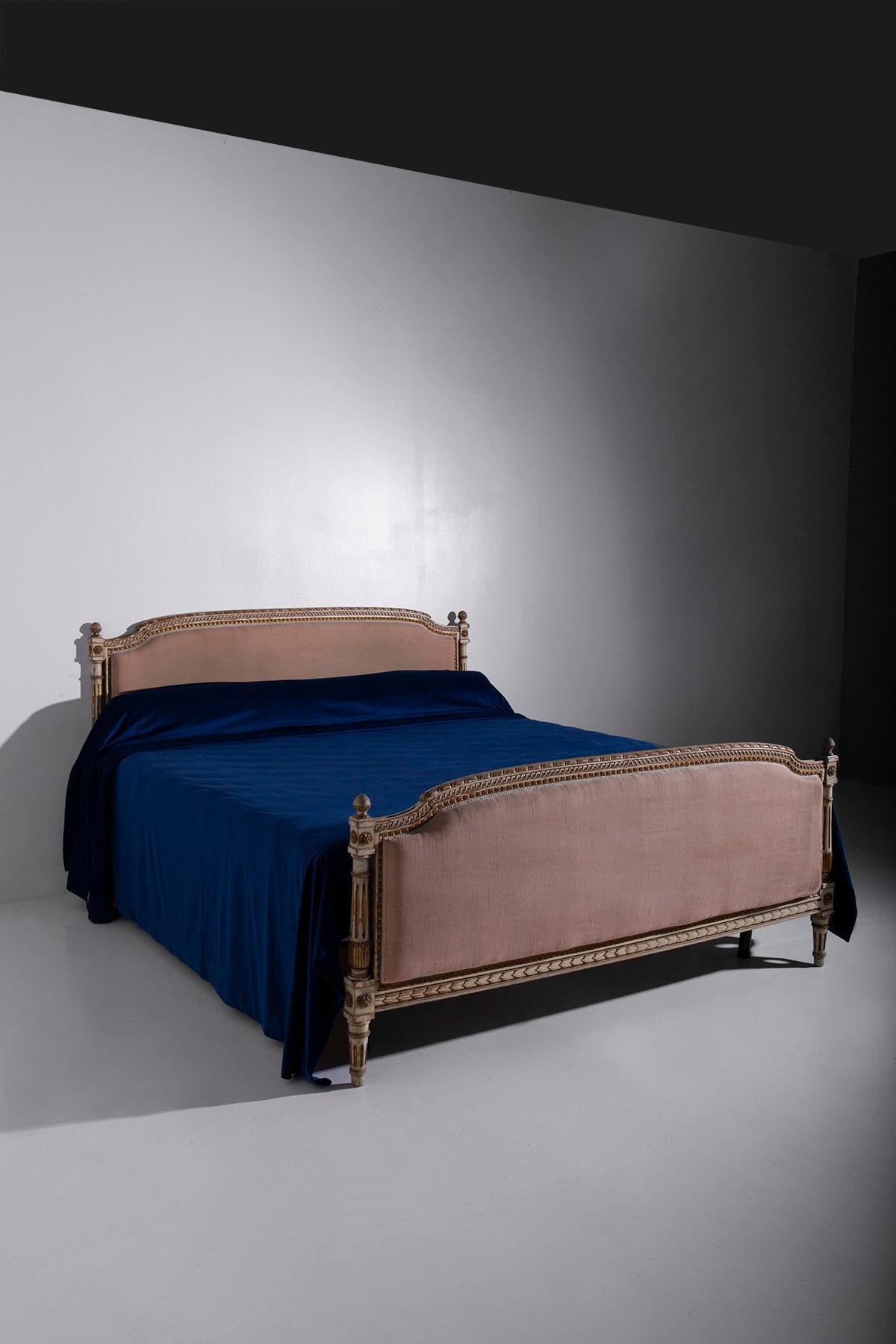 Cama francesa estilo antiguo 700 en madera dorada y tela en Bueno estado para la venta en Milano, IT