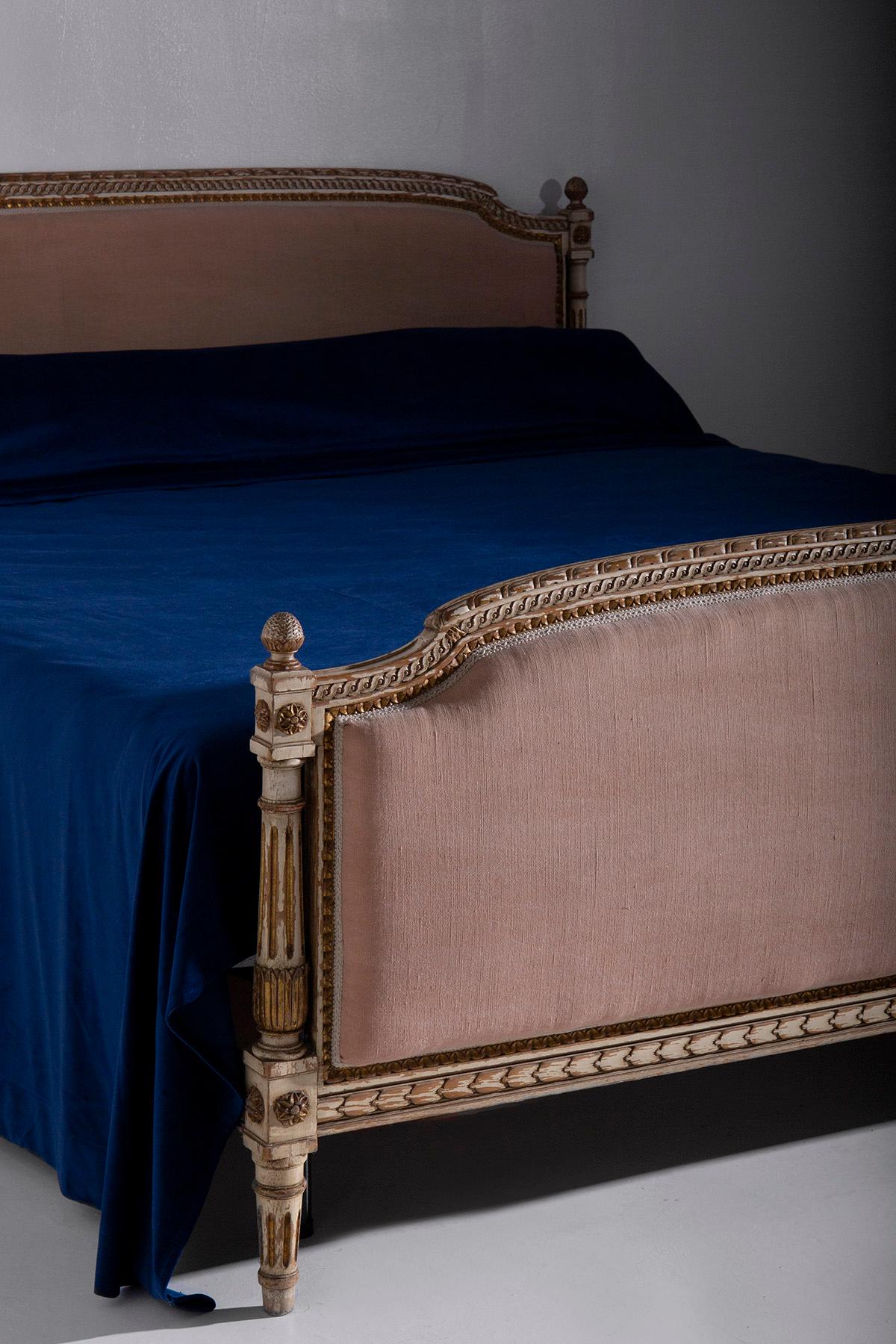 French 700 antique style bed in gilded wood and fabric For Sale 2