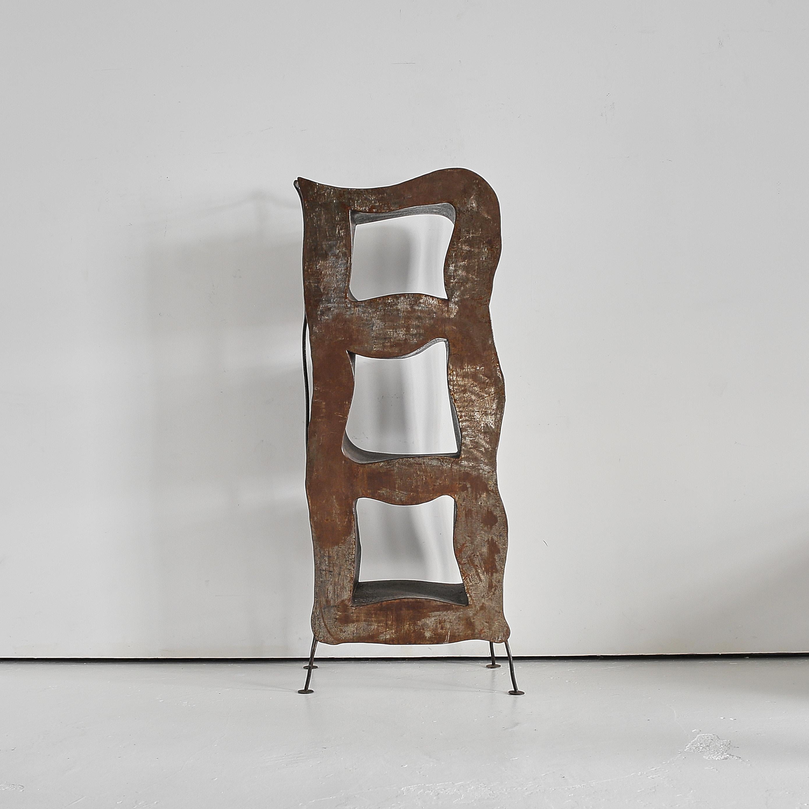 Una scaffalatura in lamiera d'acciaio saldata e piegata, realizzata da un artista negli anni '70, proveniente dal sud-ovest della Francia.

Ben patinato, con l'interno strutturato dei tre ripiani individuali.

Probabilmente si tratta di un pezzo