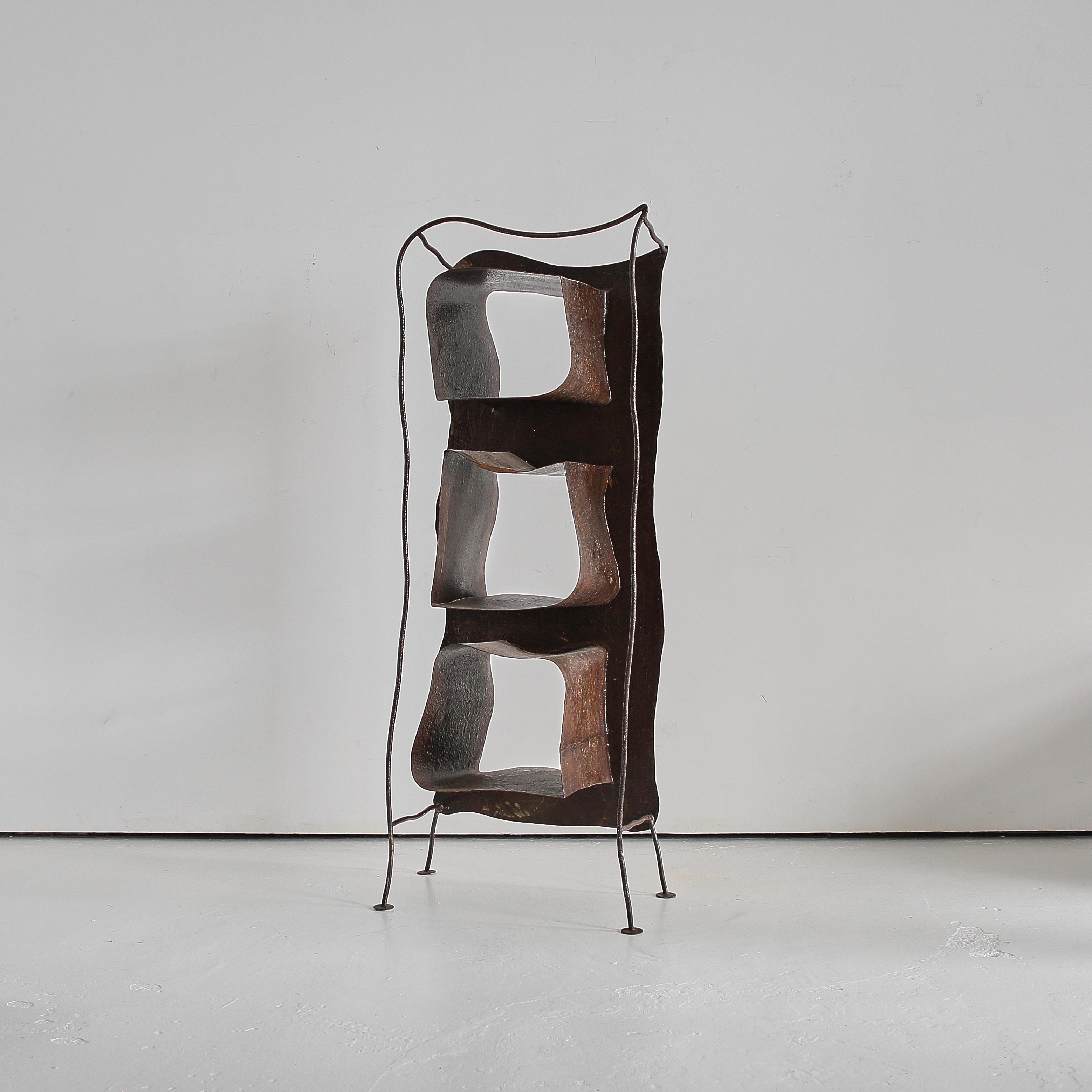 Fine XX secolo Scaffalatura d'acciaio d'artista francese degli anni '70 in vendita