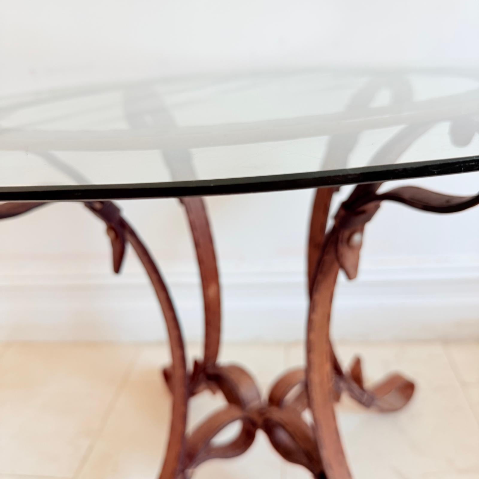 Mesa de centro circular francesa estilo Hermes de los años 70 en metal Patinado en venta
