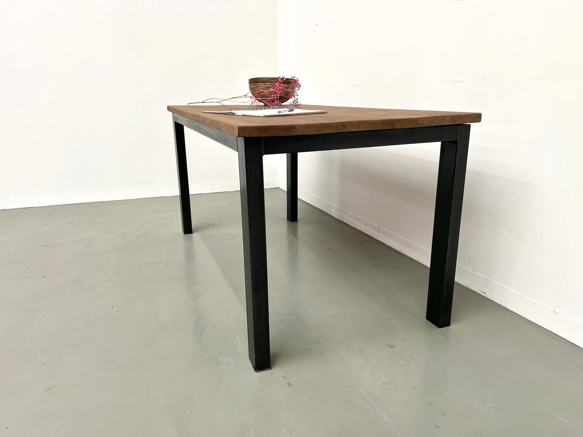Mesa de comedor francesa de los años 70 en roble con base de metal en venta 4