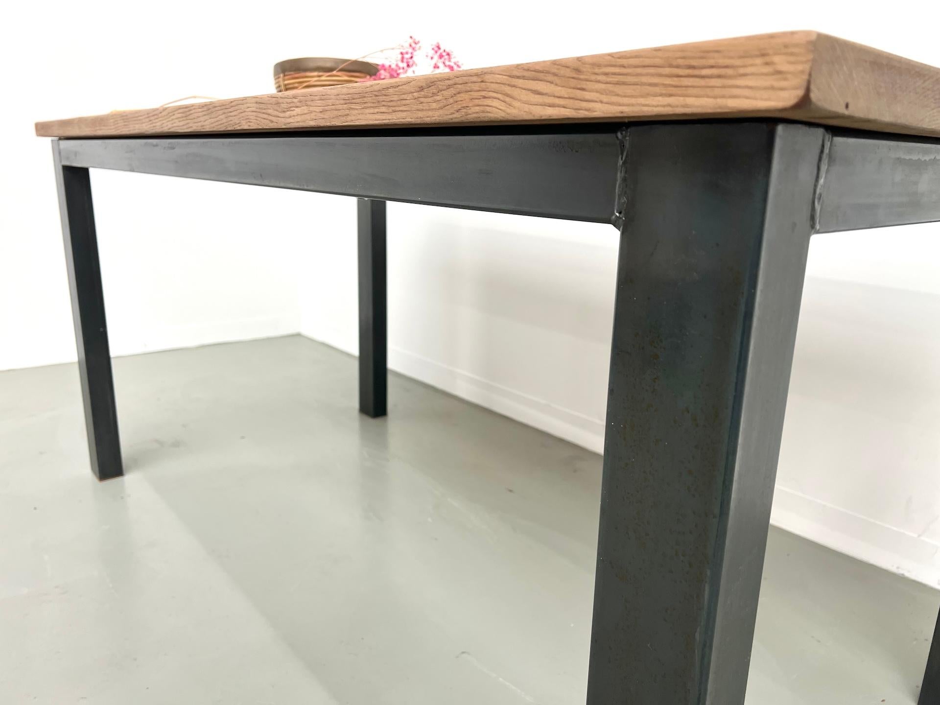 Mesa de comedor francesa de los años 70 en roble con base de metal en venta 5