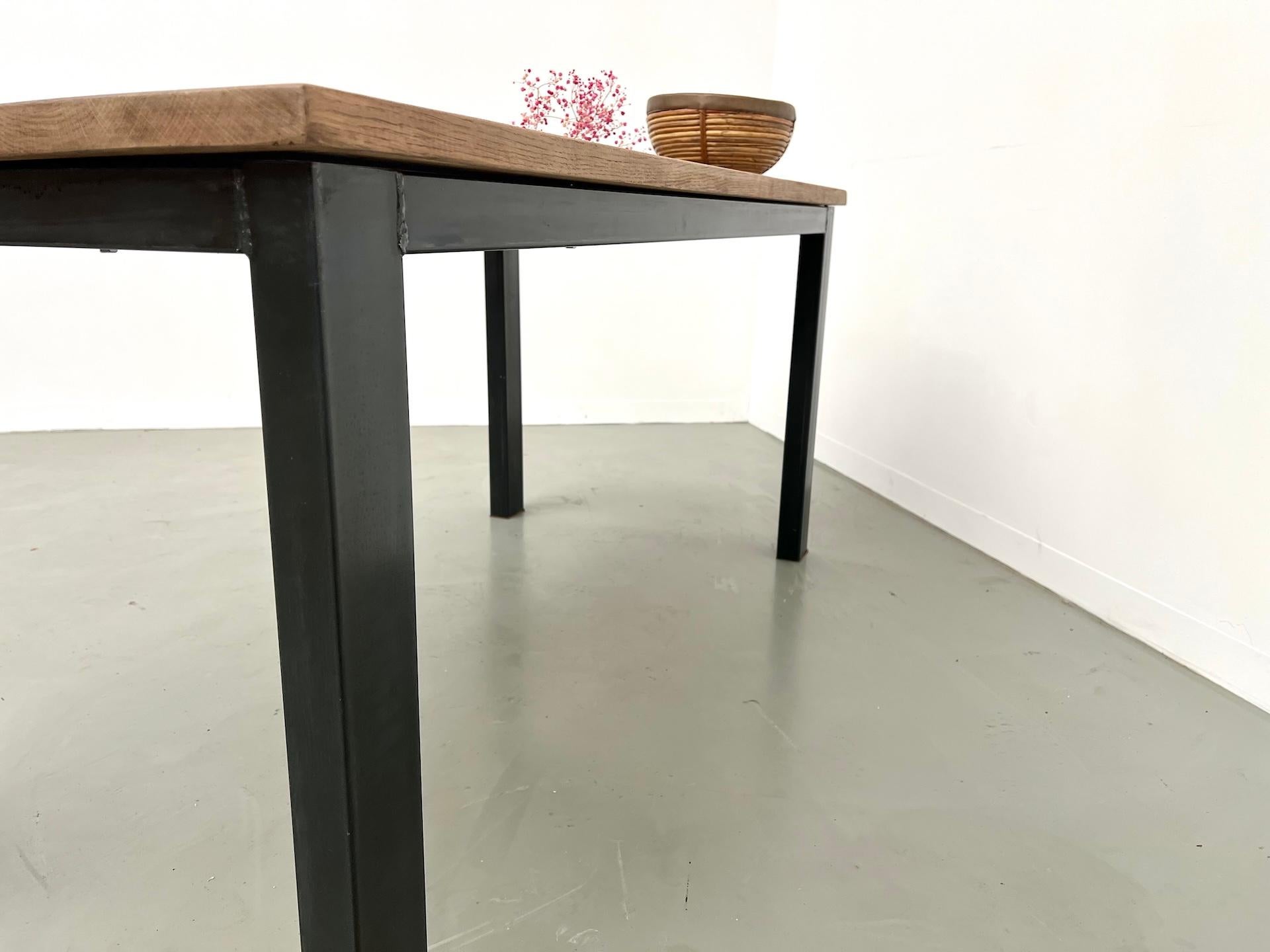 Mesa de comedor francesa de los años 70 en roble con base de metal en venta 10