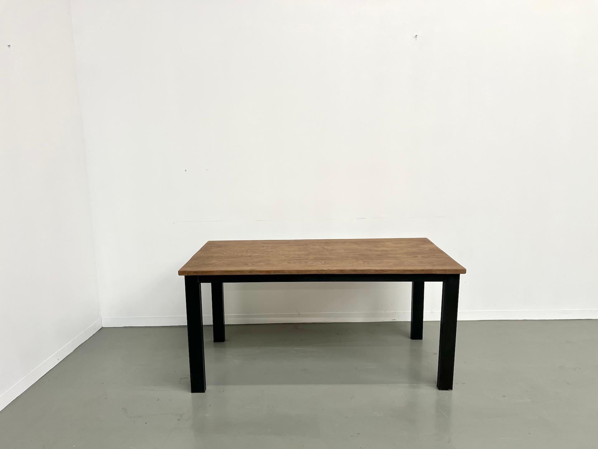Hecha a mano en los años 70, esta mesa única es super robusta y bastante pesada, lo que refuerza la sensación de calidad. Esta mesa es una combinación de herrajes para la base y un tablero de roble macizo, totalmente restaurado y barnizado por