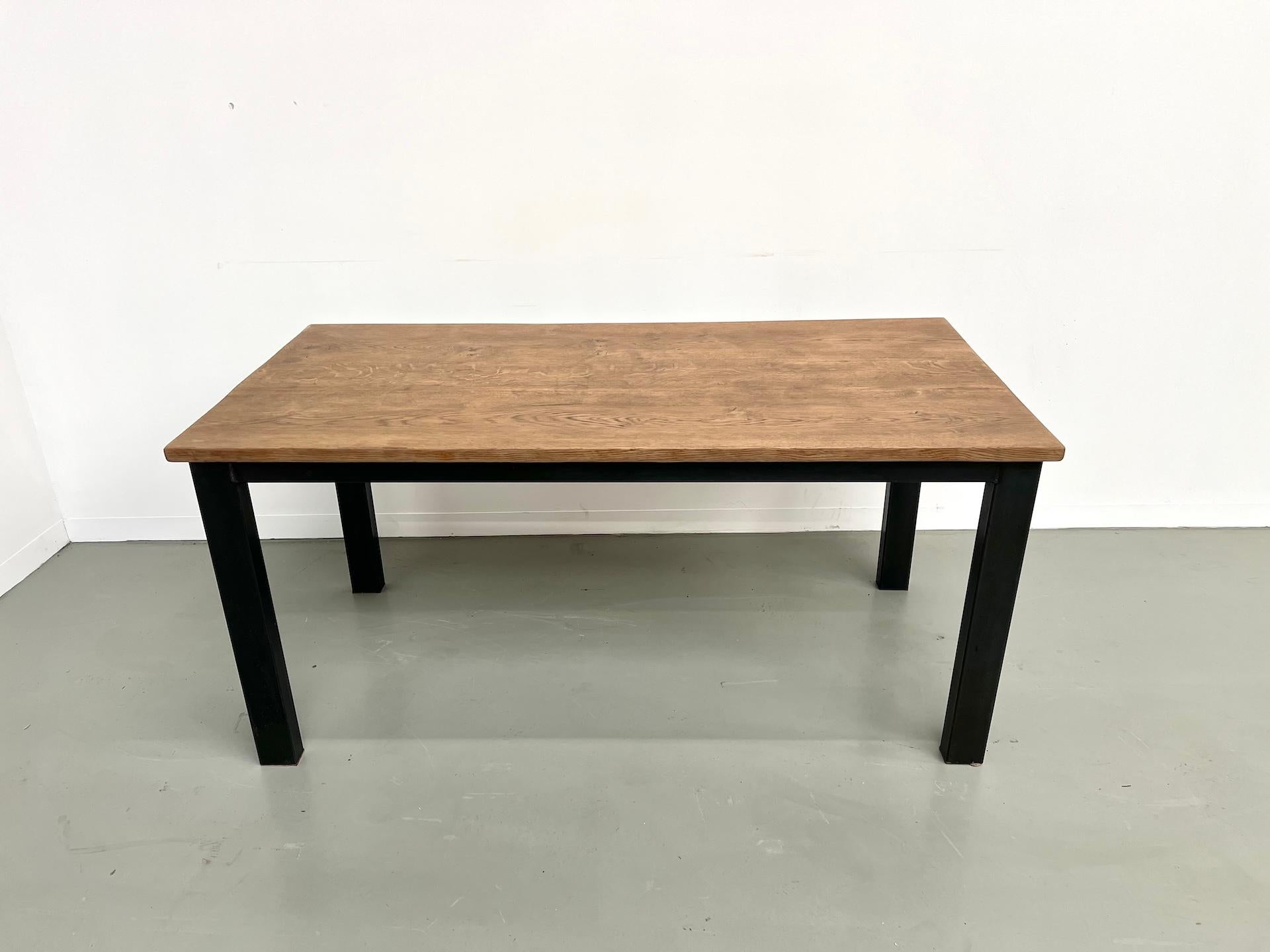 Mesa de comedor francesa de los años 70 en roble con base de metal Moderno de mediados de siglo en venta