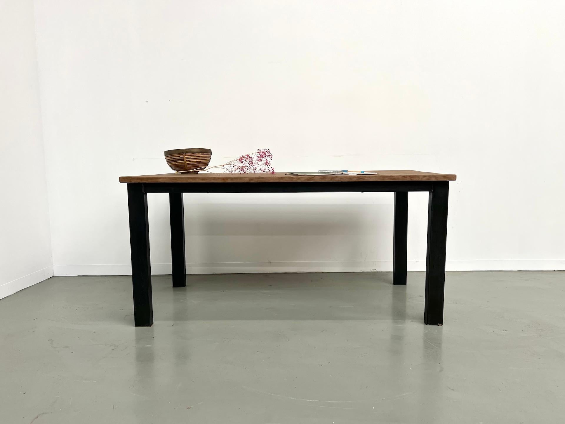 Mesa de comedor francesa de los años 70 en roble con base de metal Francés en venta