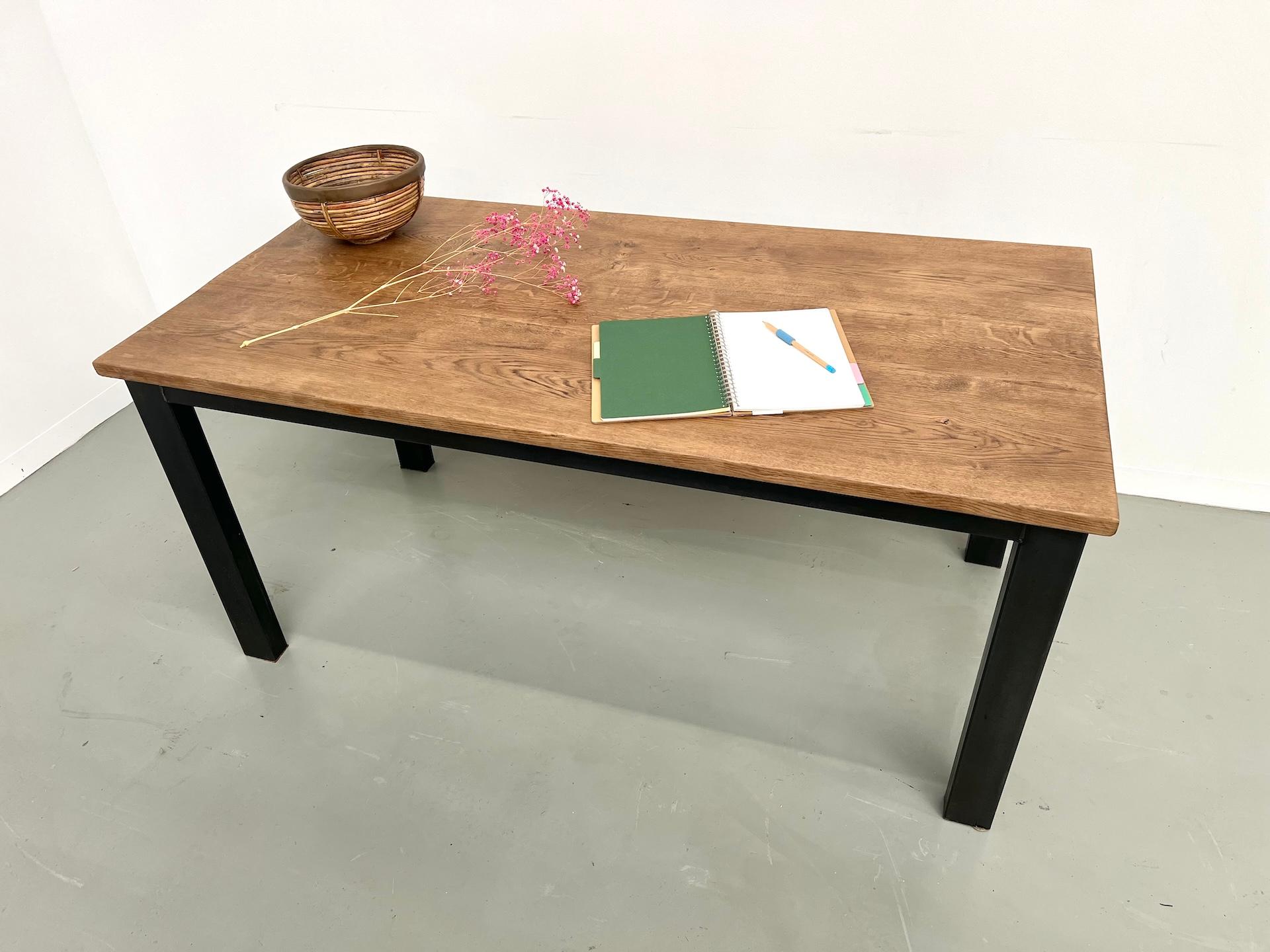 Mesa de comedor francesa de los años 70 en roble con base de metal en Bueno estado para la venta en LYON, FR