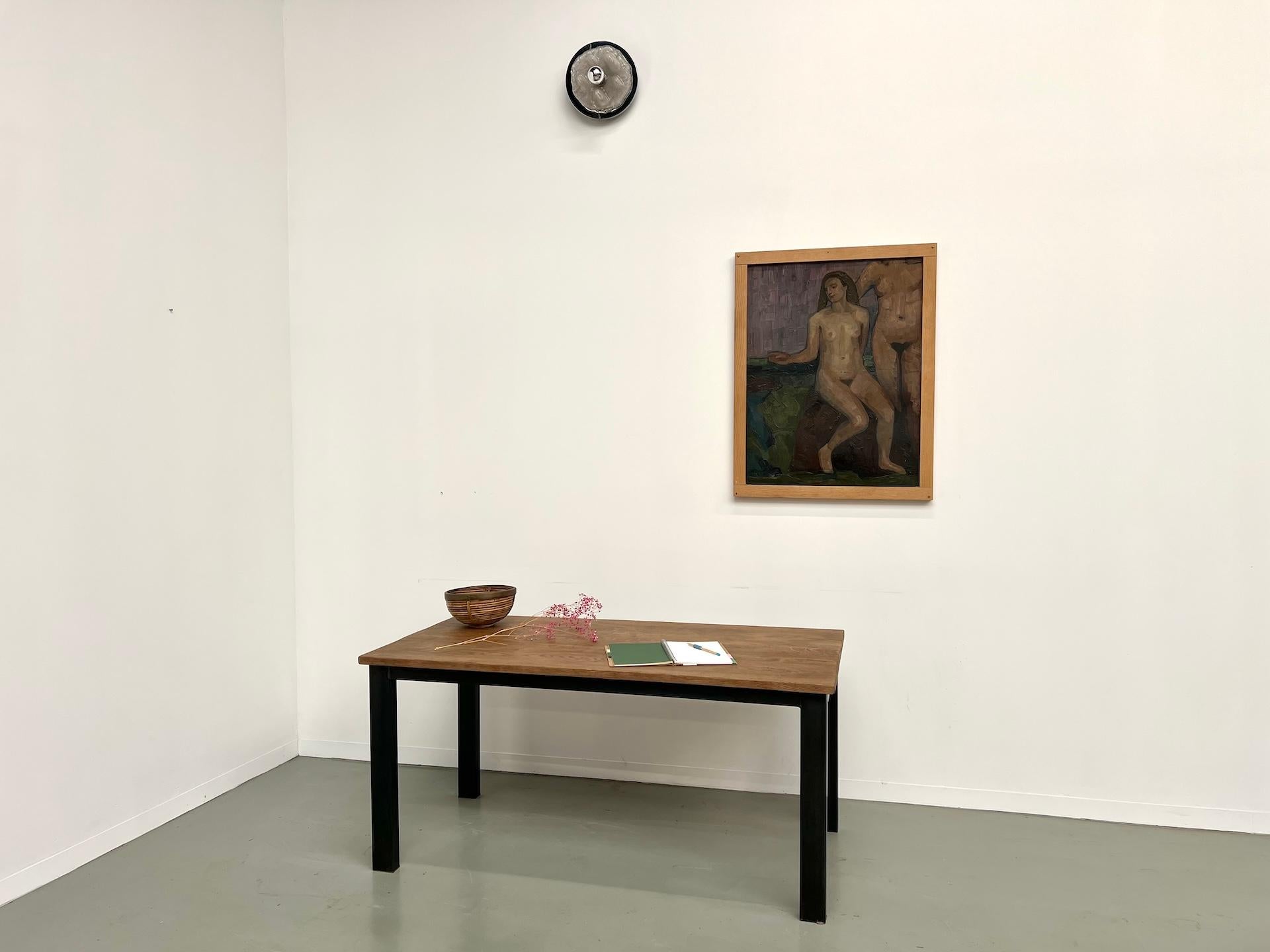 Mesa de comedor francesa de los años 70 en roble con base de metal finales del siglo XX en venta