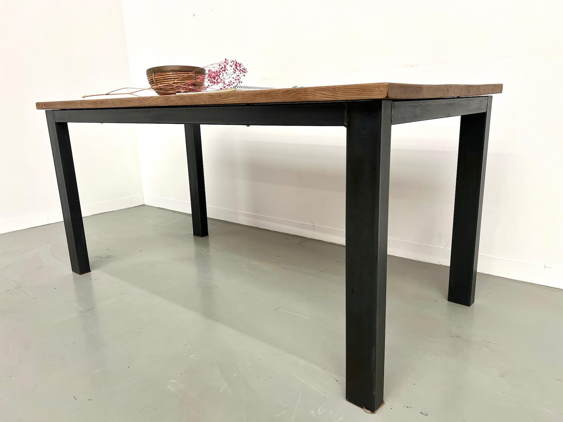 Mesa de comedor francesa de los años 70 en roble con base de metal Roble en venta