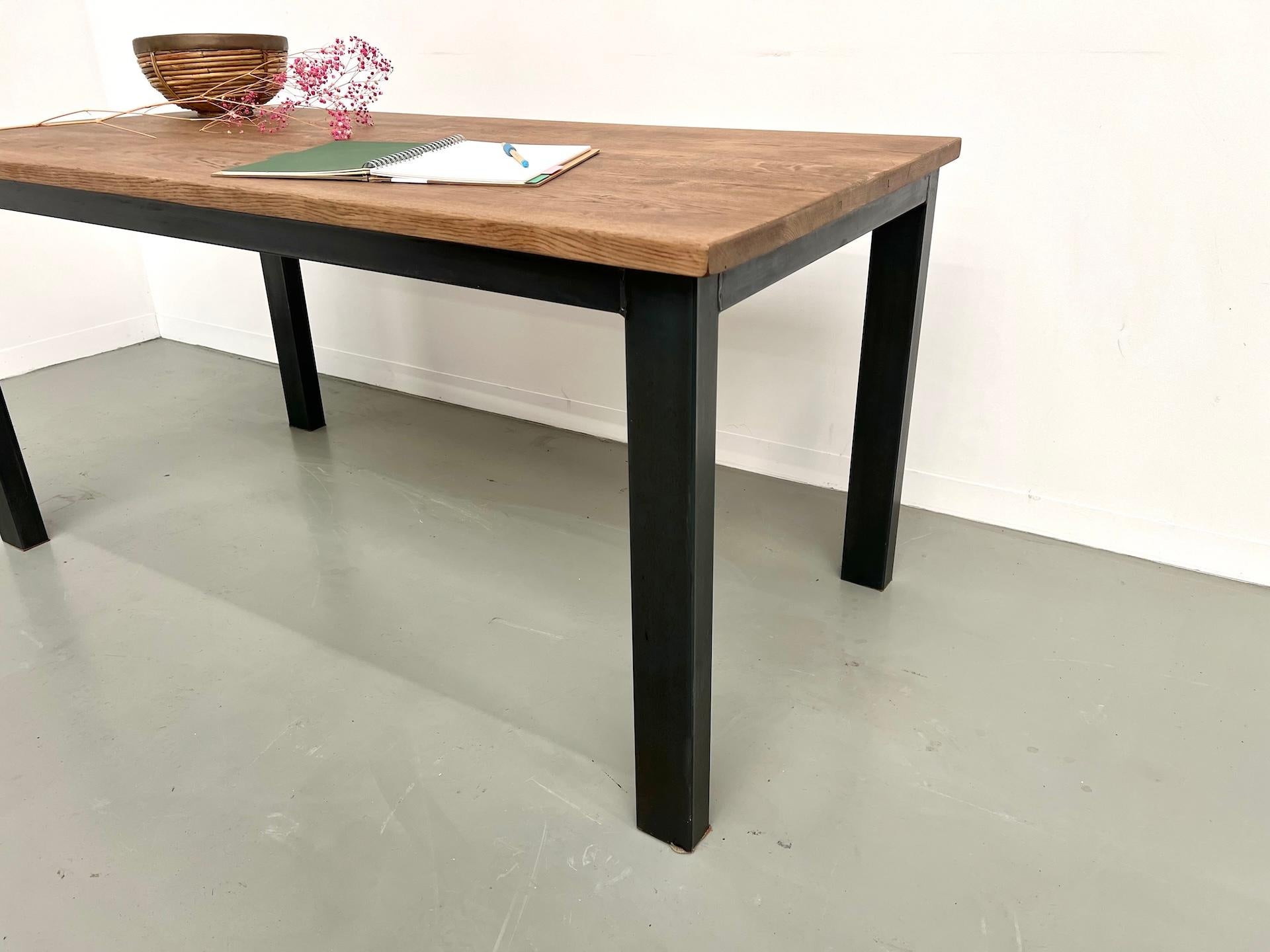 Mesa de comedor francesa de los años 70 en roble con base de metal en venta 1