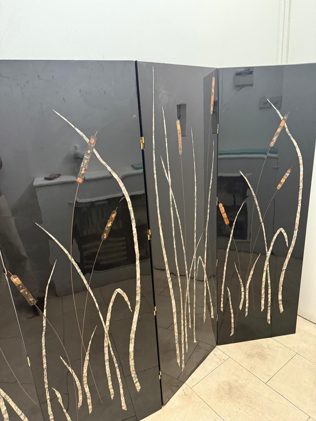 French Mid Century screen in Jean Dunand style, with decor of reeds in Mother of Perl, Shell and inlaid brass