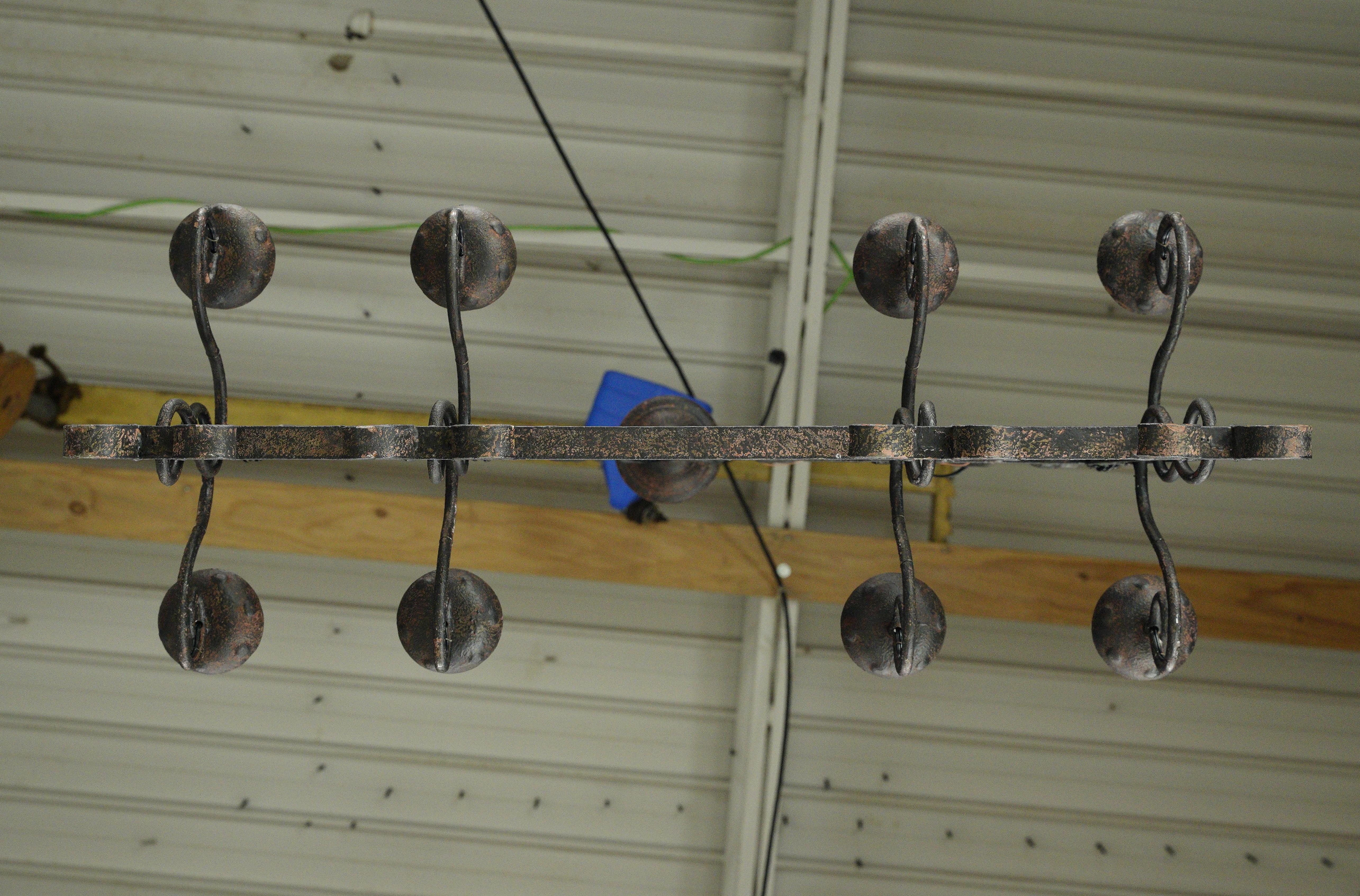 Lampadario francese a 8 bracci rettangolari in ferro battuto in vendita 5