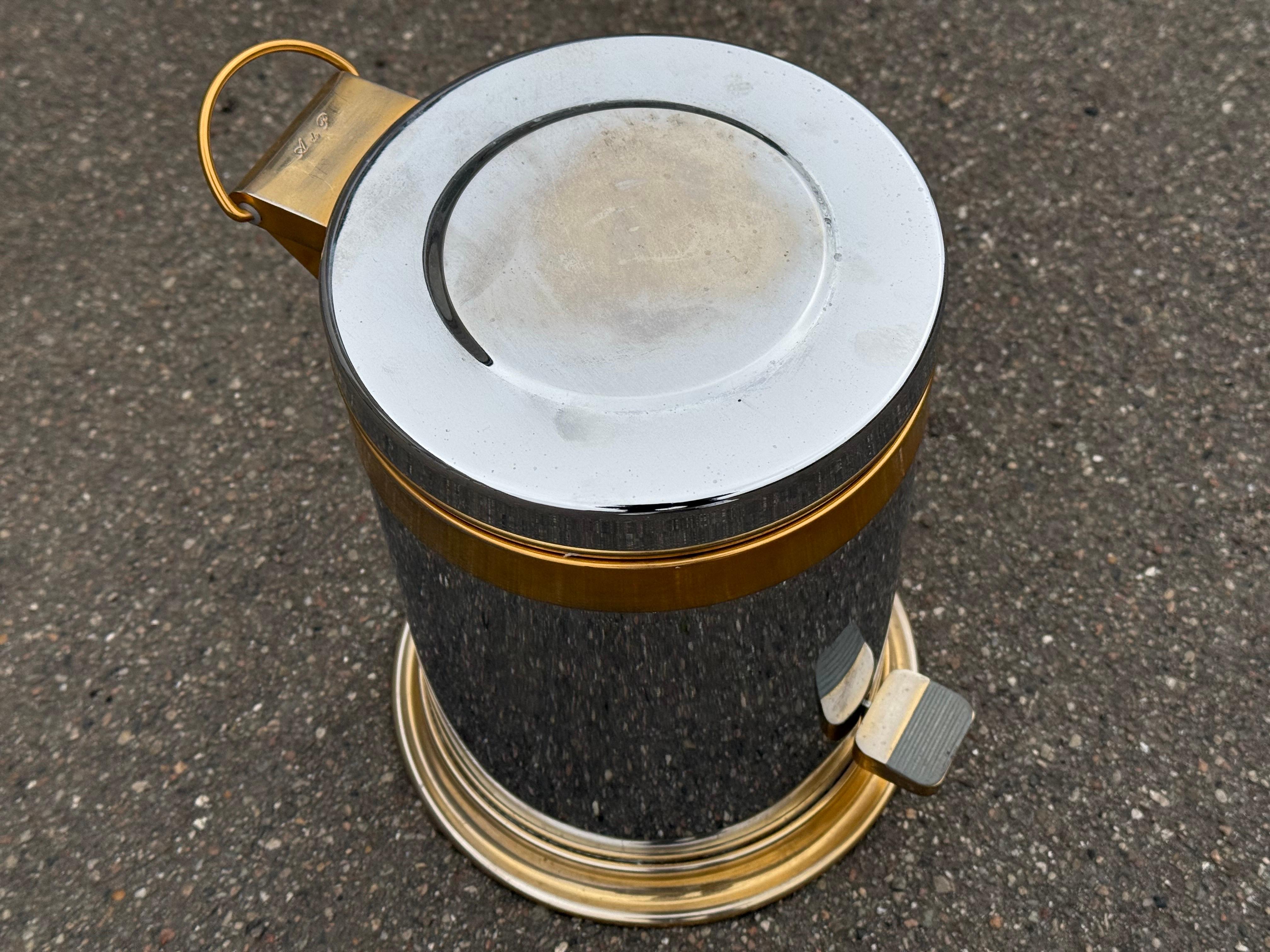 Ein schöner Vintage Art deco Mülleimer aus den 1980er Jahren in glänzendem Chrom und Messing signiert A de P