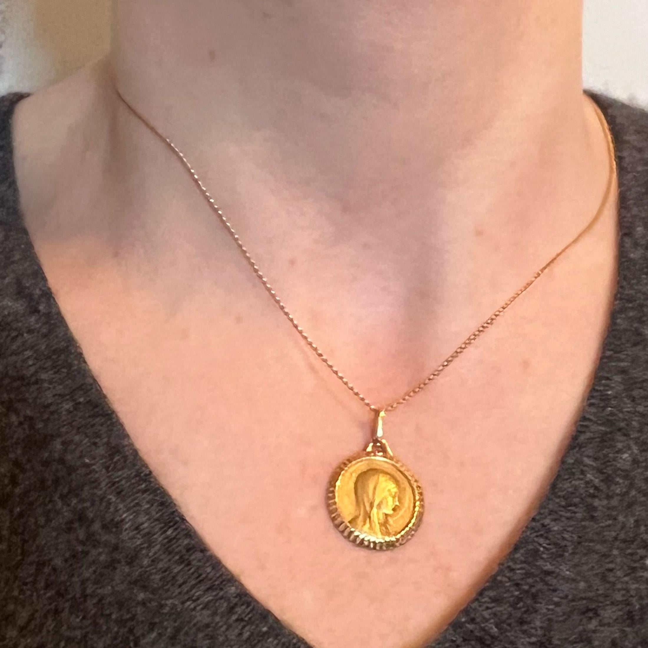 Französisch A Niete Jungfrau Maria 18K Gelbgold religiöse Medaille Anhänger Damen im Angebot