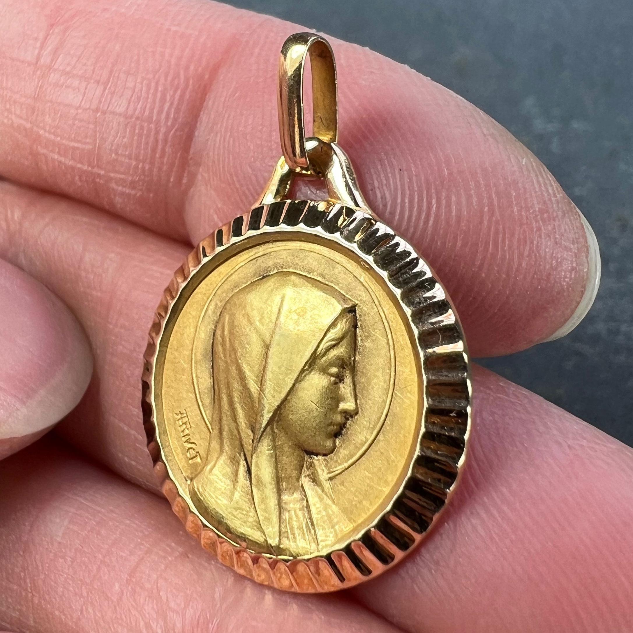 French A Rivet Virgin Mary 18K Yellow Gold Religious Medal Pendant For Sale 1