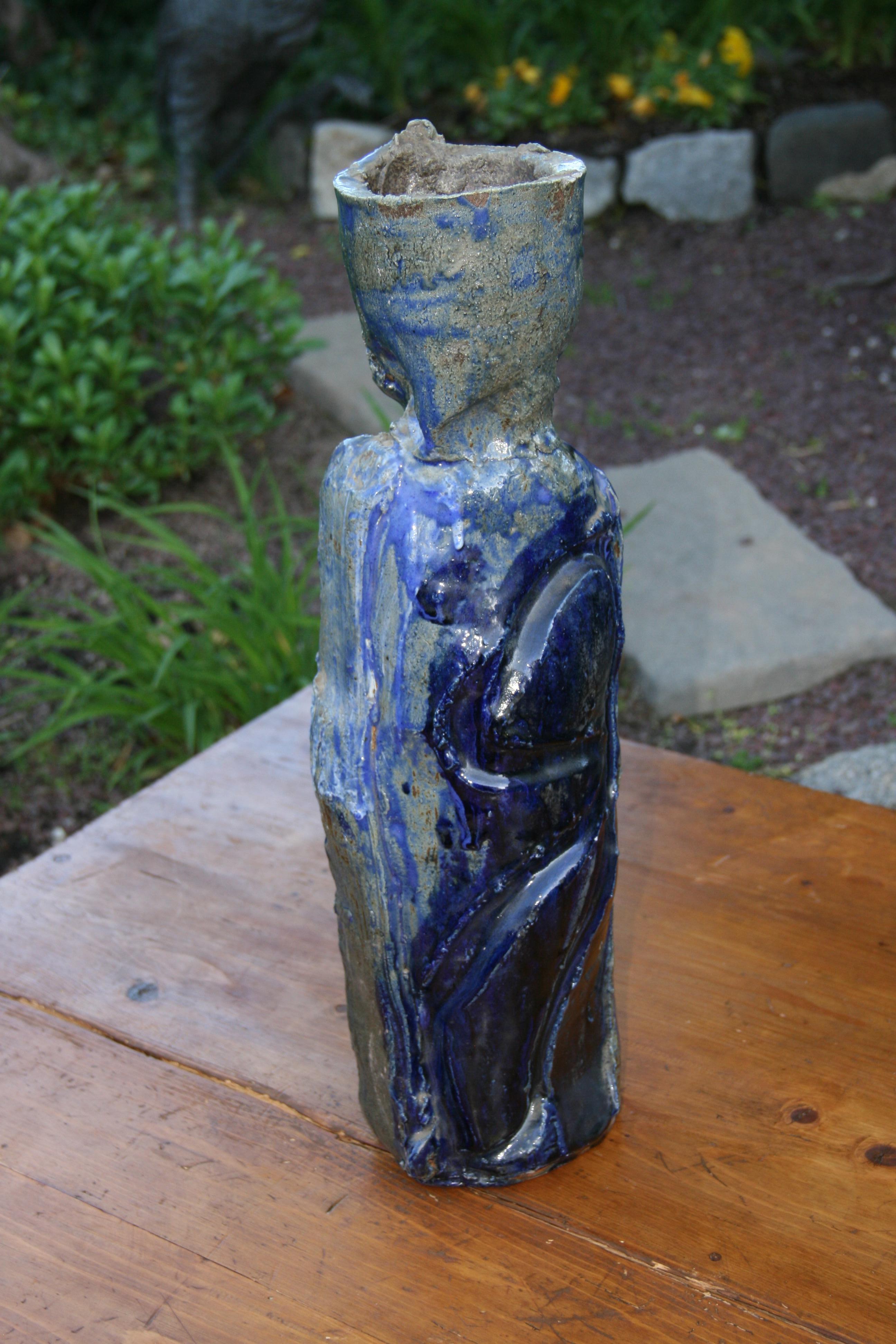 Japanisch  Abstrakte blau glasierte figurale skulpturale Terrakotta-Vase mit Figuren im Zustand „Gut“ im Angebot in Douglas Manor, NY