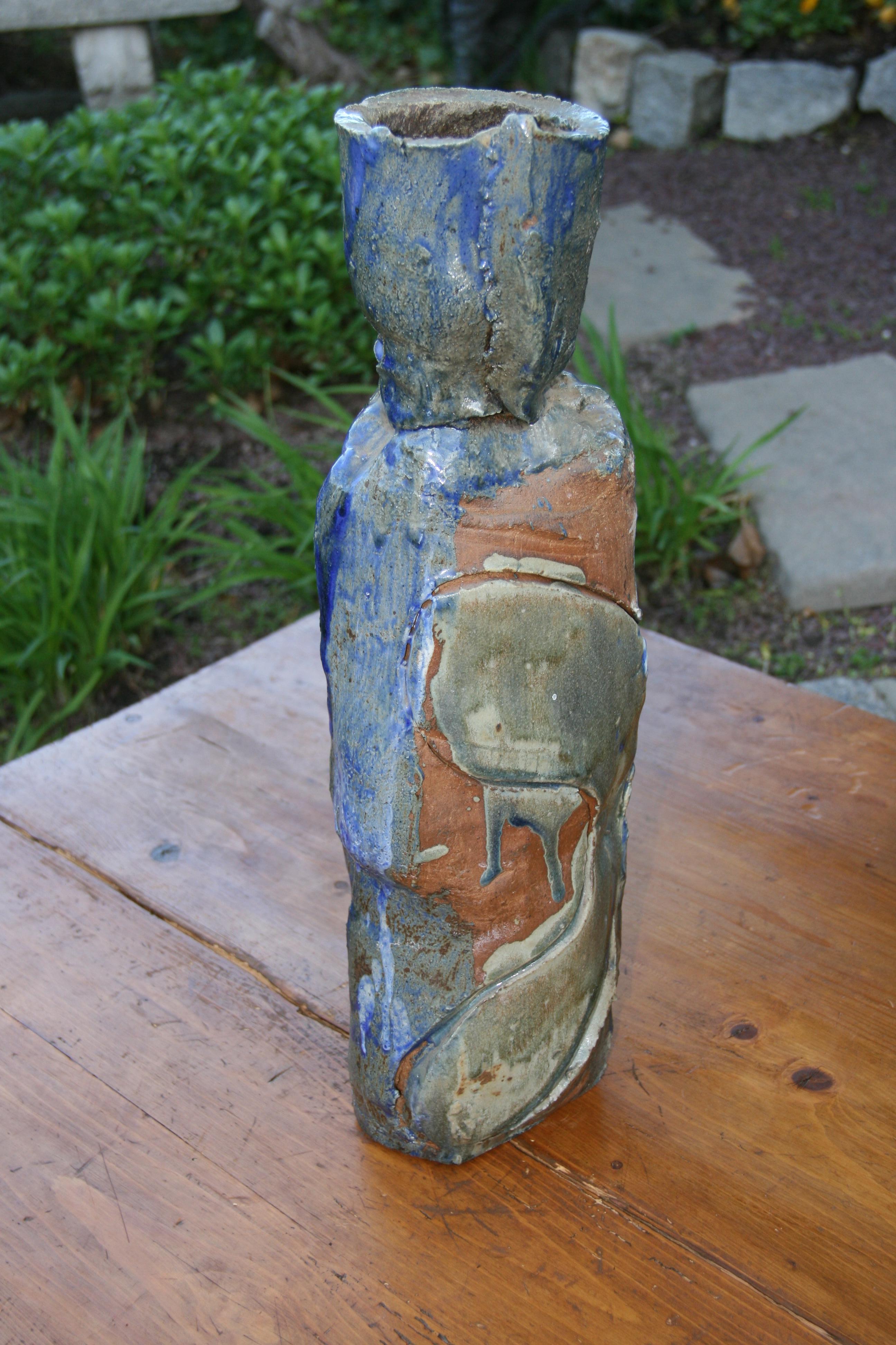 Japanisch  Abstrakte blau glasierte figurale skulpturale Terrakotta-Vase mit Figuren im Angebot 1