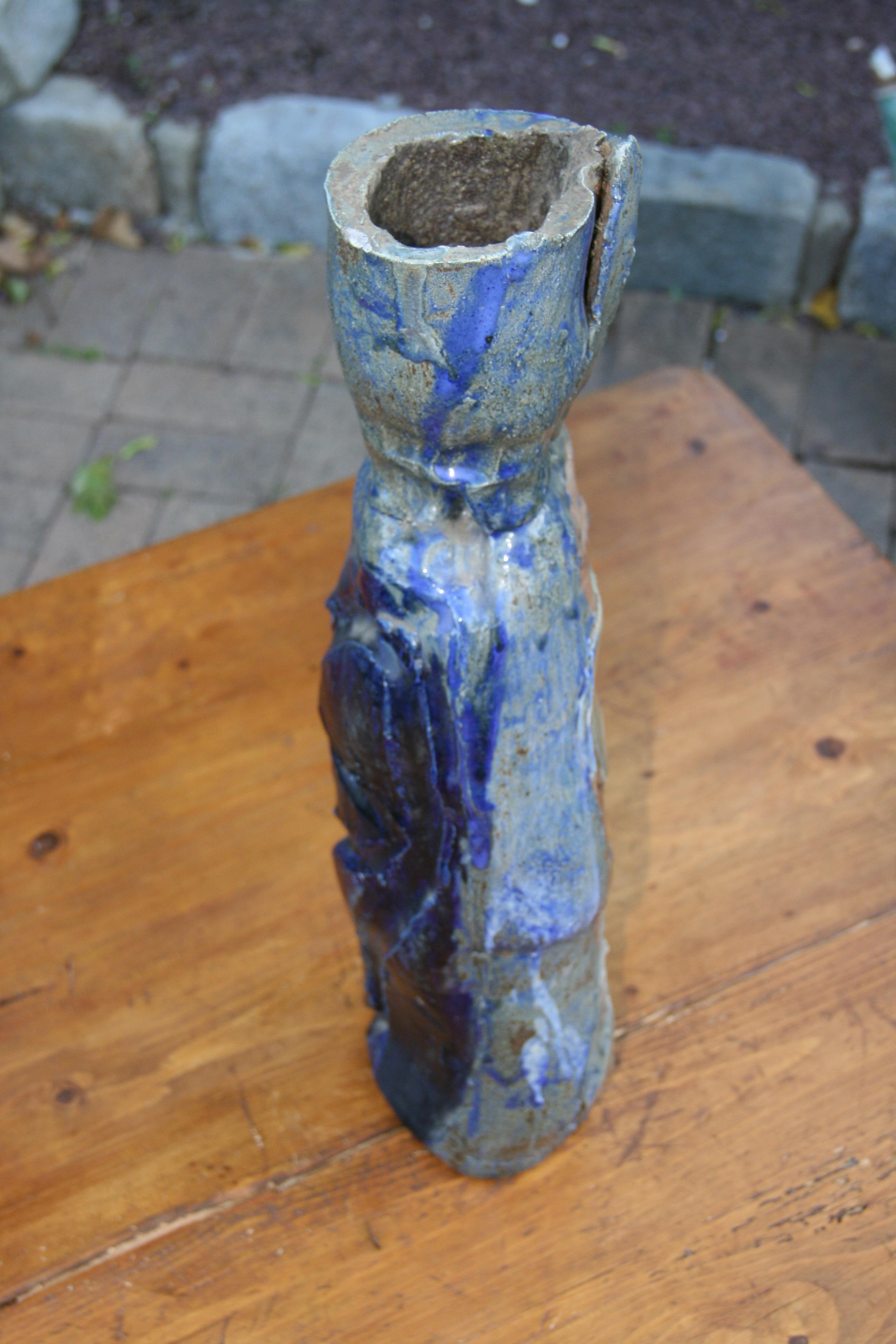 Japanisch  Abstrakte blau glasierte figurale skulpturale Terrakotta-Vase mit Figuren im Angebot 2