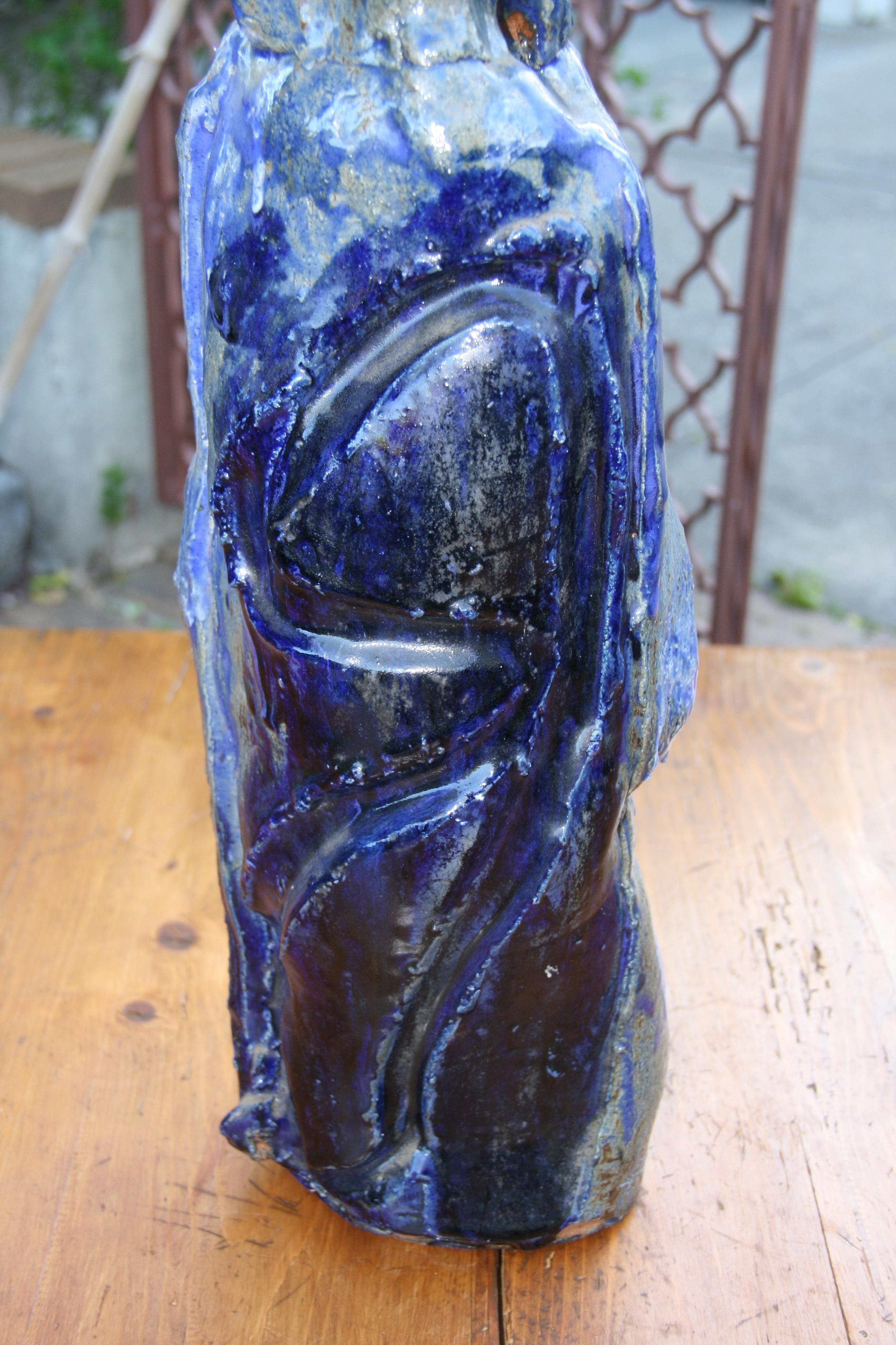 Japanisch  Abstrakte blau glasierte figurale skulpturale Terrakotta-Vase mit Figuren im Angebot 4