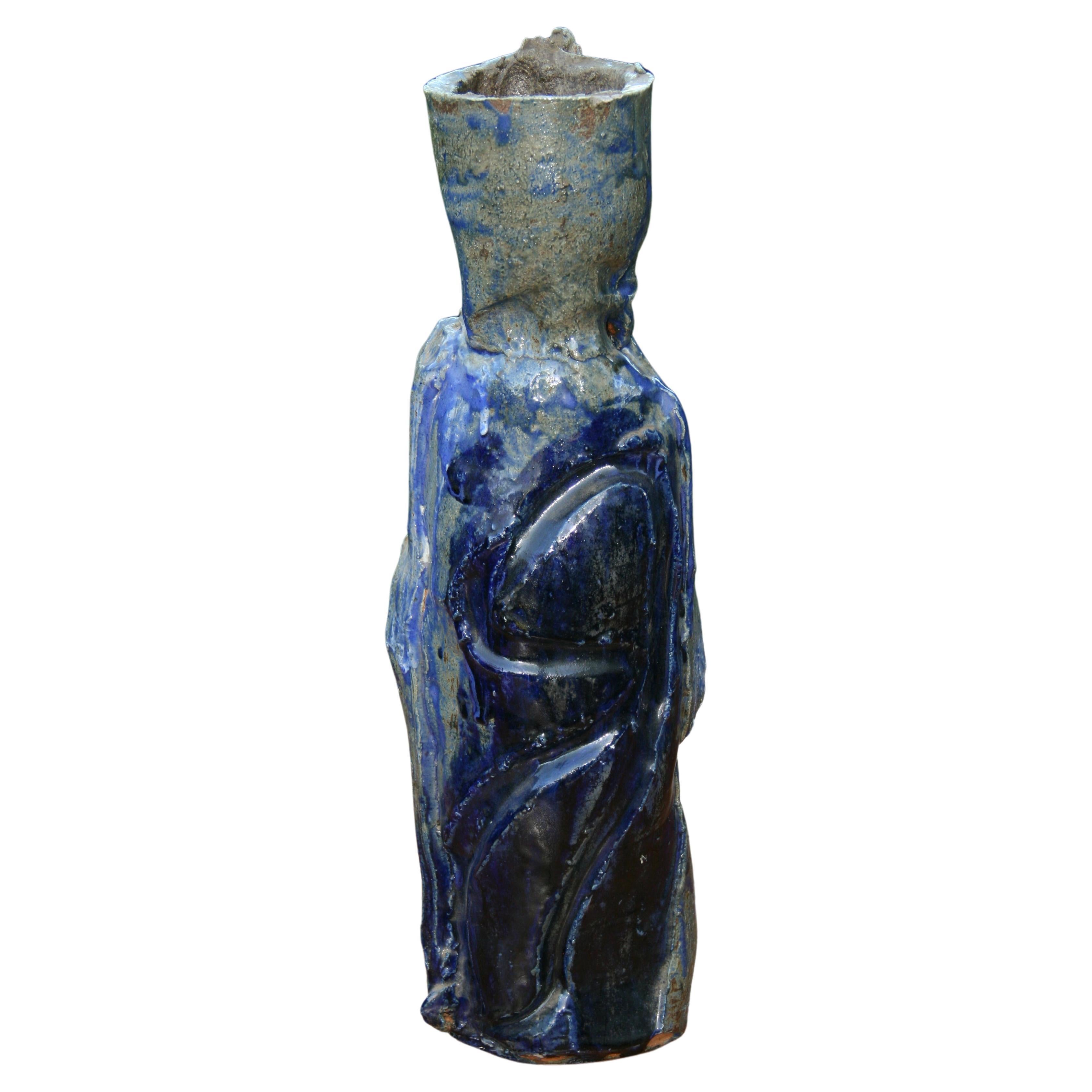 Japanisch  Abstrakte blau glasierte figurale skulpturale Terrakotta-Vase mit Figuren im Angebot