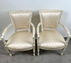 Paire de chaises de style Louis XVI « néo-classique français », peintes en blanc cassé, vers les années 1930