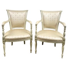 Paire de chaises de style Louis XVI « néo-classique français », peintes en blanc cassé, vers les années 1930
