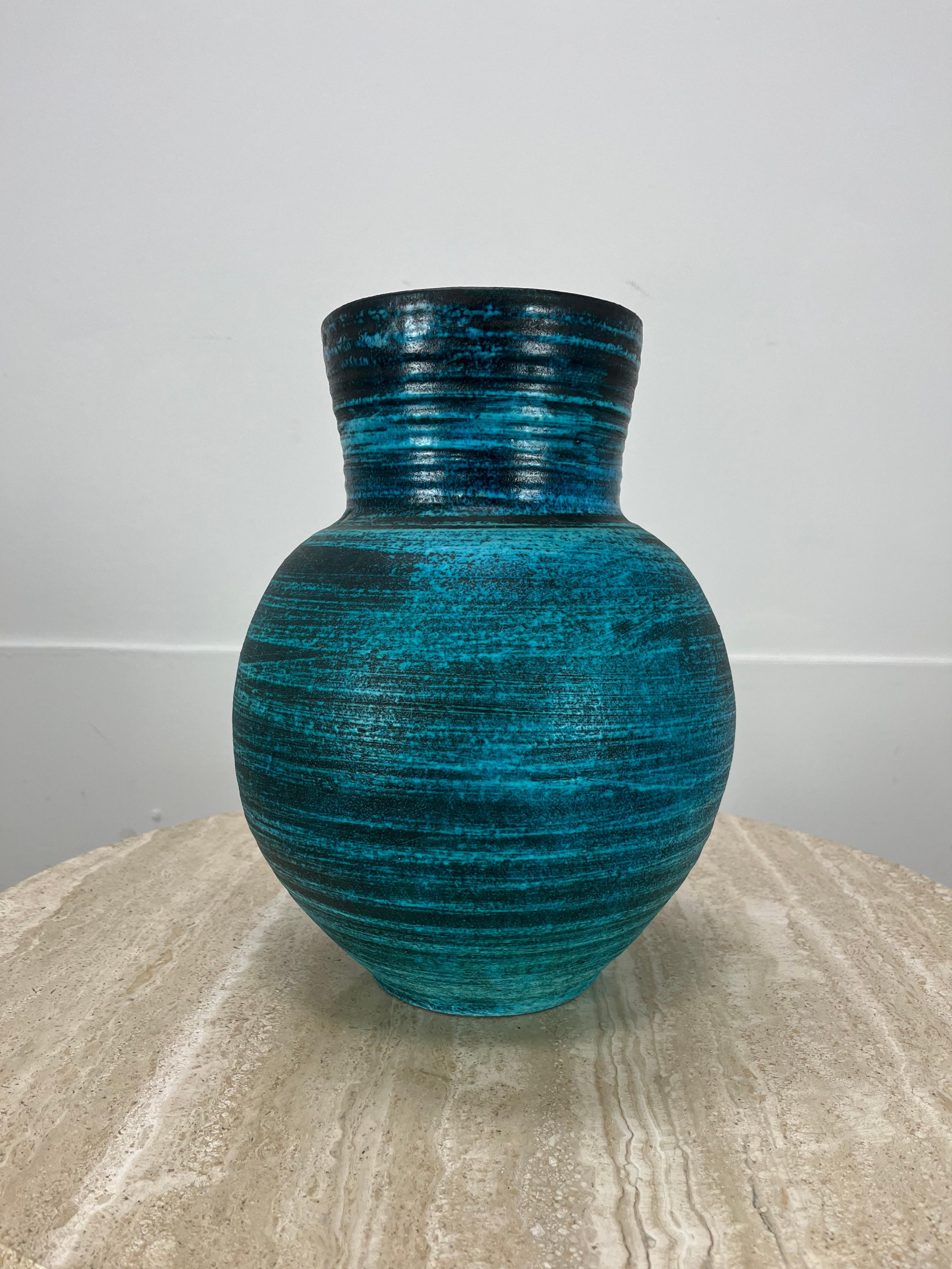 Francese Vaso in ceramica francese Accolay, blu Gauloise, anni '60 in vendita
