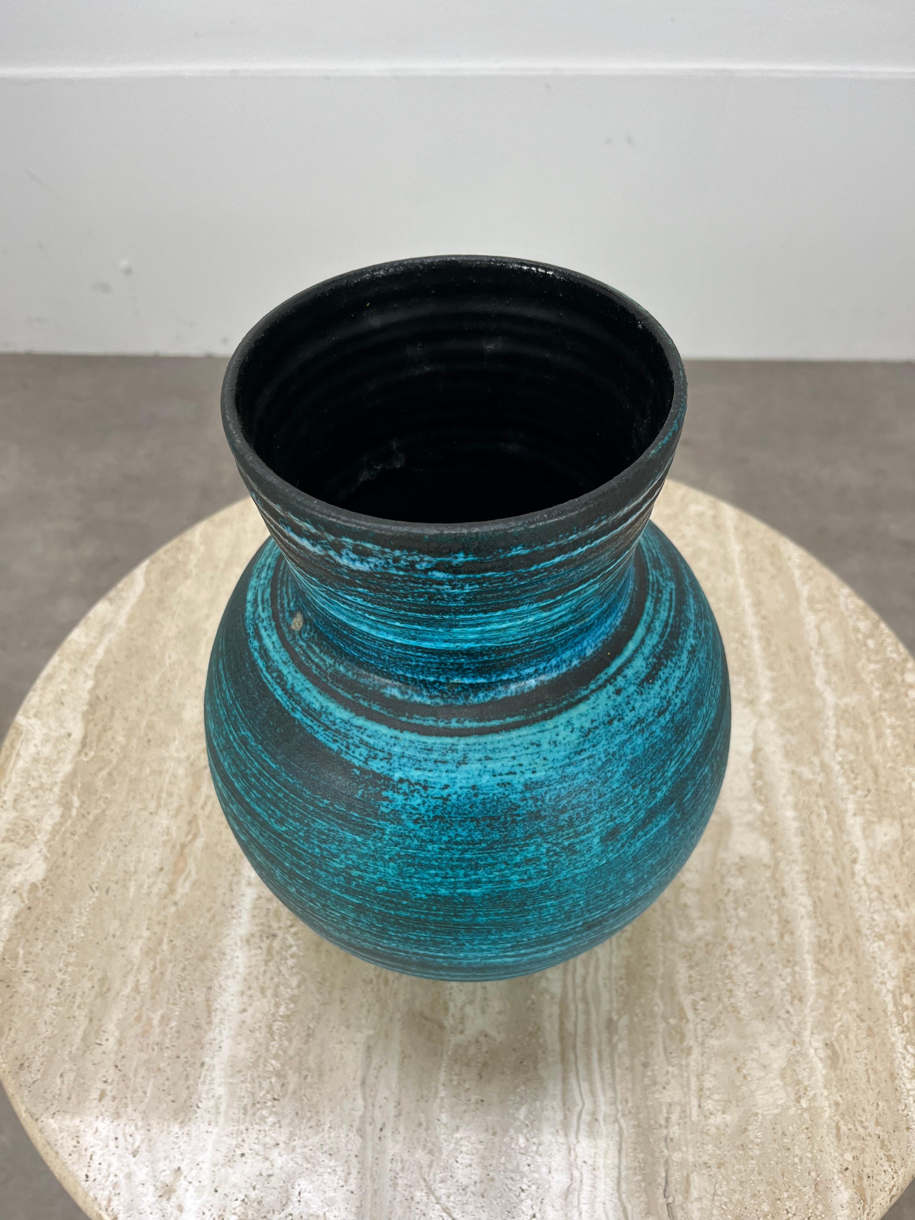 Vaso in ceramica francese Accolay, blu Gauloise, anni '60 In condizioni buone in vendita a BELFORT, FR