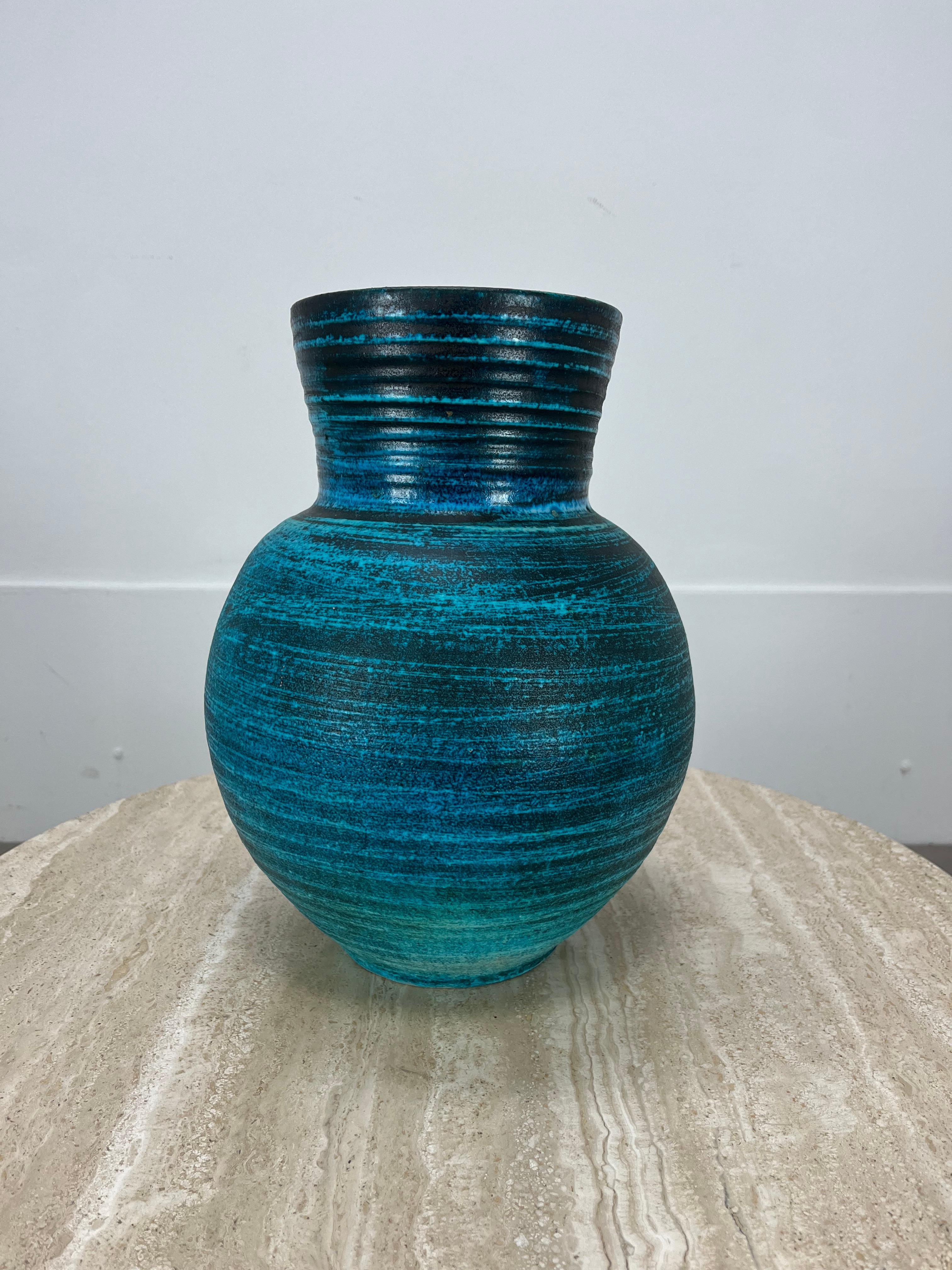 Metà XX secolo Vaso in ceramica francese Accolay, blu Gauloise, anni '60 in vendita