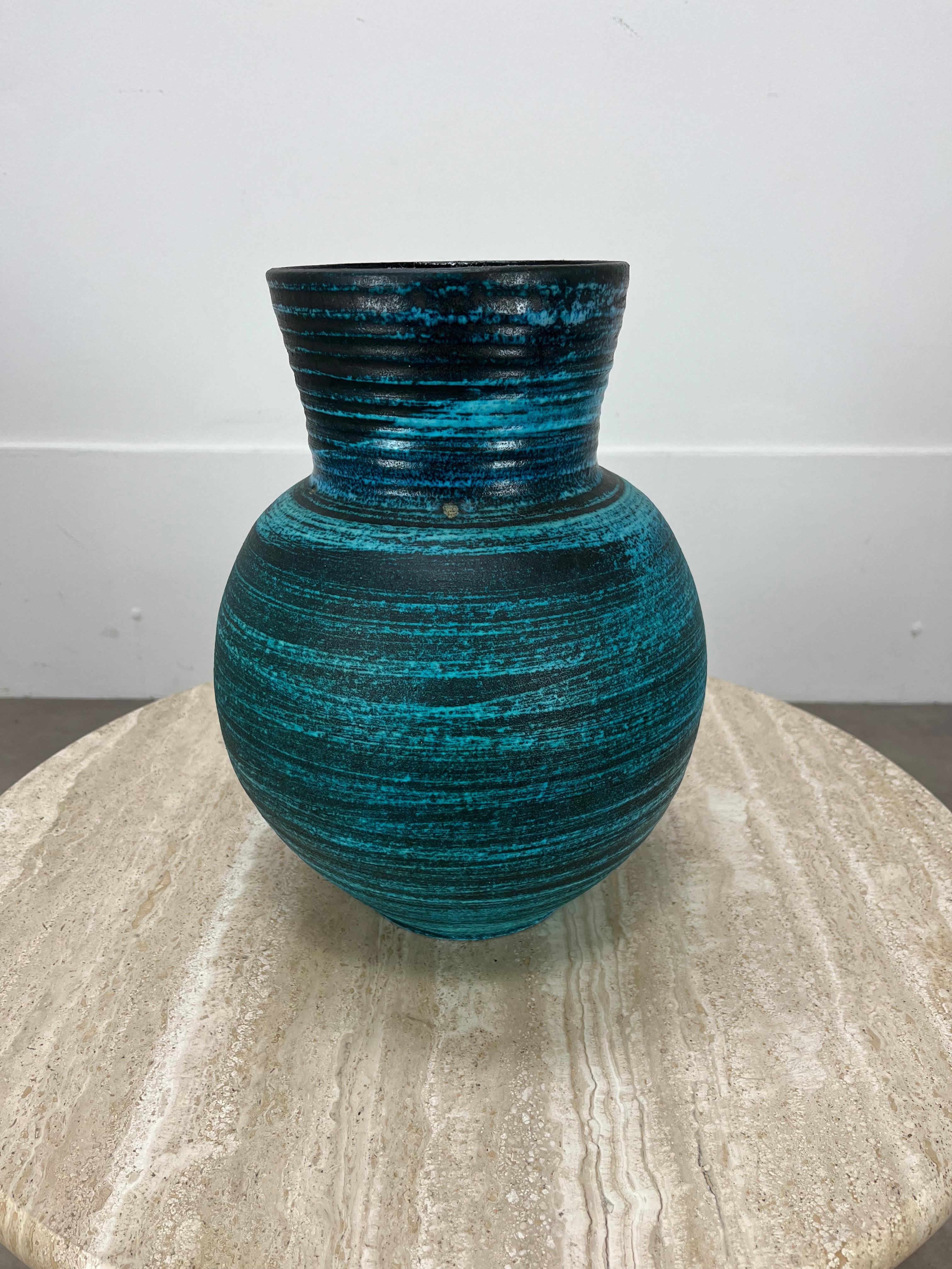 Vaso in ceramica francese Accolay, blu Gauloise, anni '60 in vendita 2