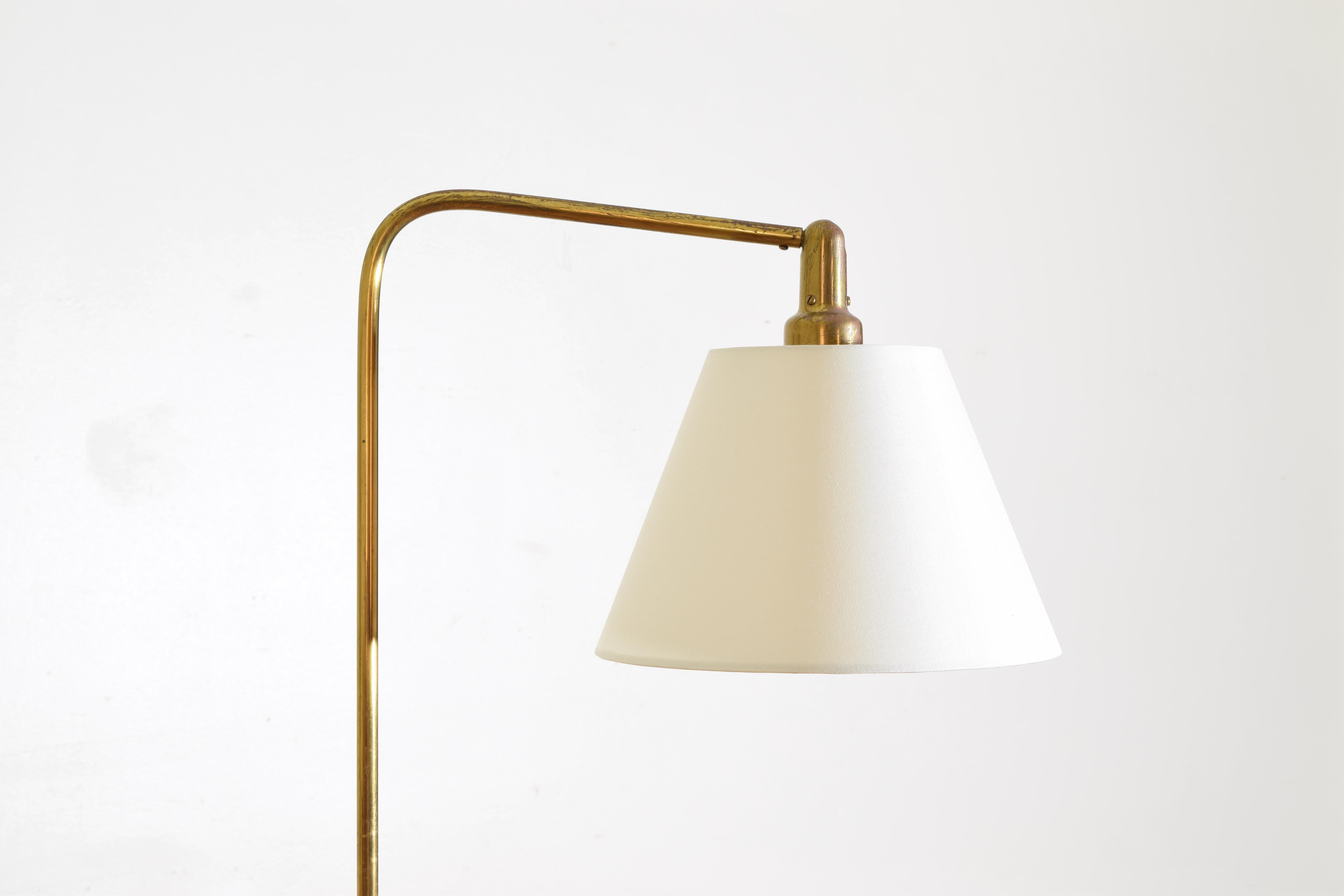 20th Century French Adjustable Brass and Leather Reading Floor Lamp, circa 1960 For Sale