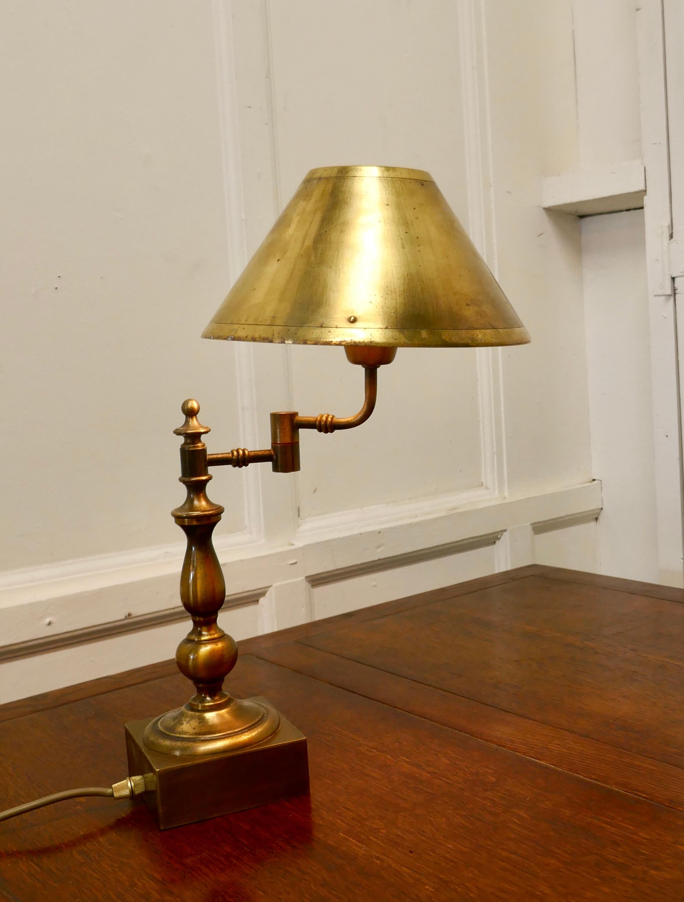 Belle Époque Lampe de bureau française réglable en laiton en vente